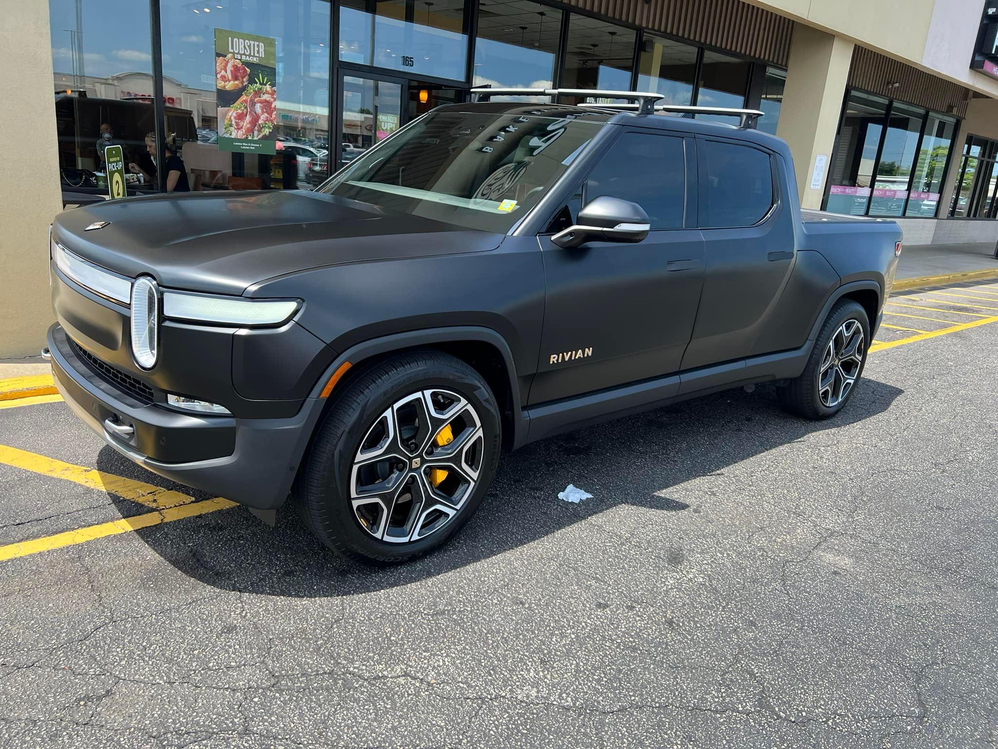 Rivian R1T R1S MIDNIGHT (Black) Rivian Photos 286793319_2866491520163893_8573640823268847462_n