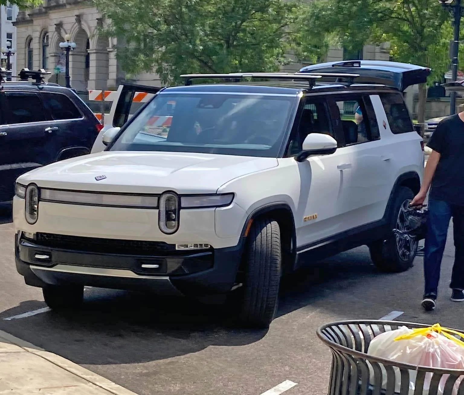 Rivian R1T R1S ? GLACIER WHITE R1S  Photos Glacier White R1S Rivian SUV