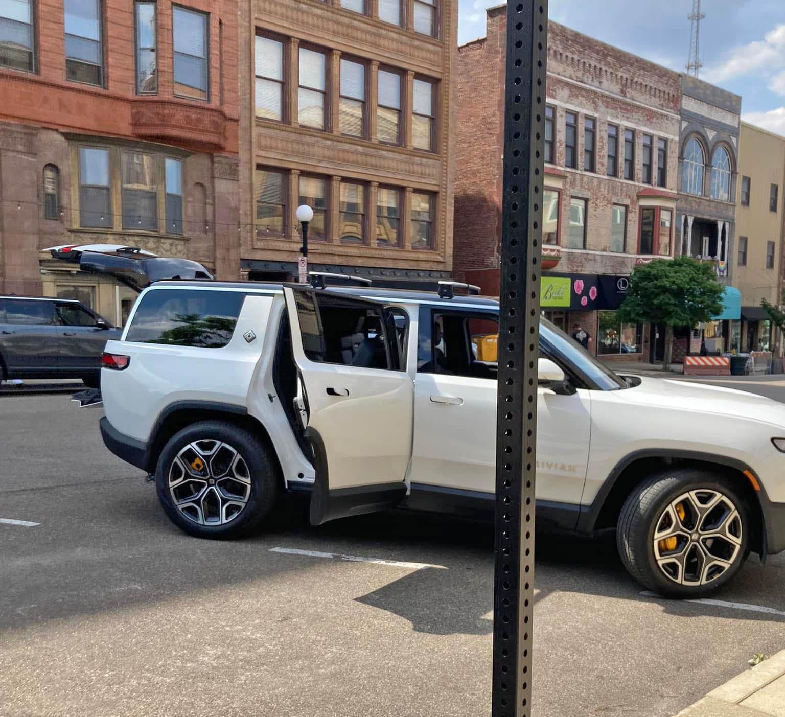 Rivian R1T R1S ? GLACIER WHITE R1S  Photos Glacier White R1S Rivian SUV 1