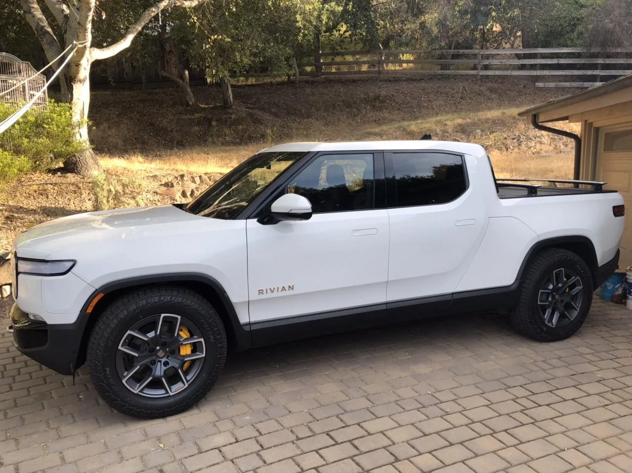 Rivian R1T R1S GLACIER WHITE R1T  Photos 5C363323-55D1-4B64-A1D9-E8EBC23B5749