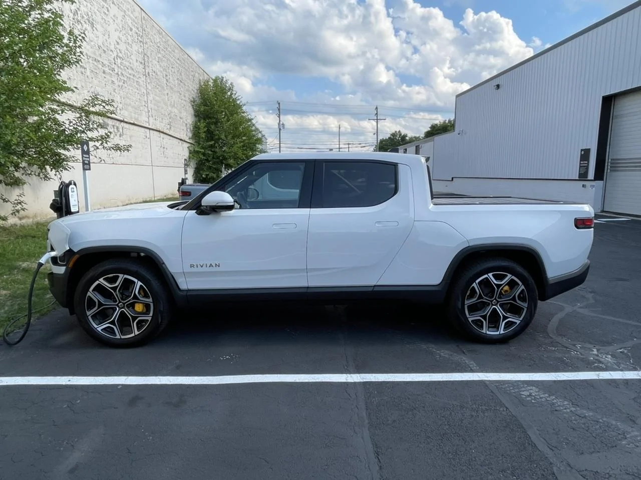 Rivian R1T R1S GLACIER WHITE R1T  Photos 91CF29EA-BA29-407E-A1DC-D2171CA4FA5B