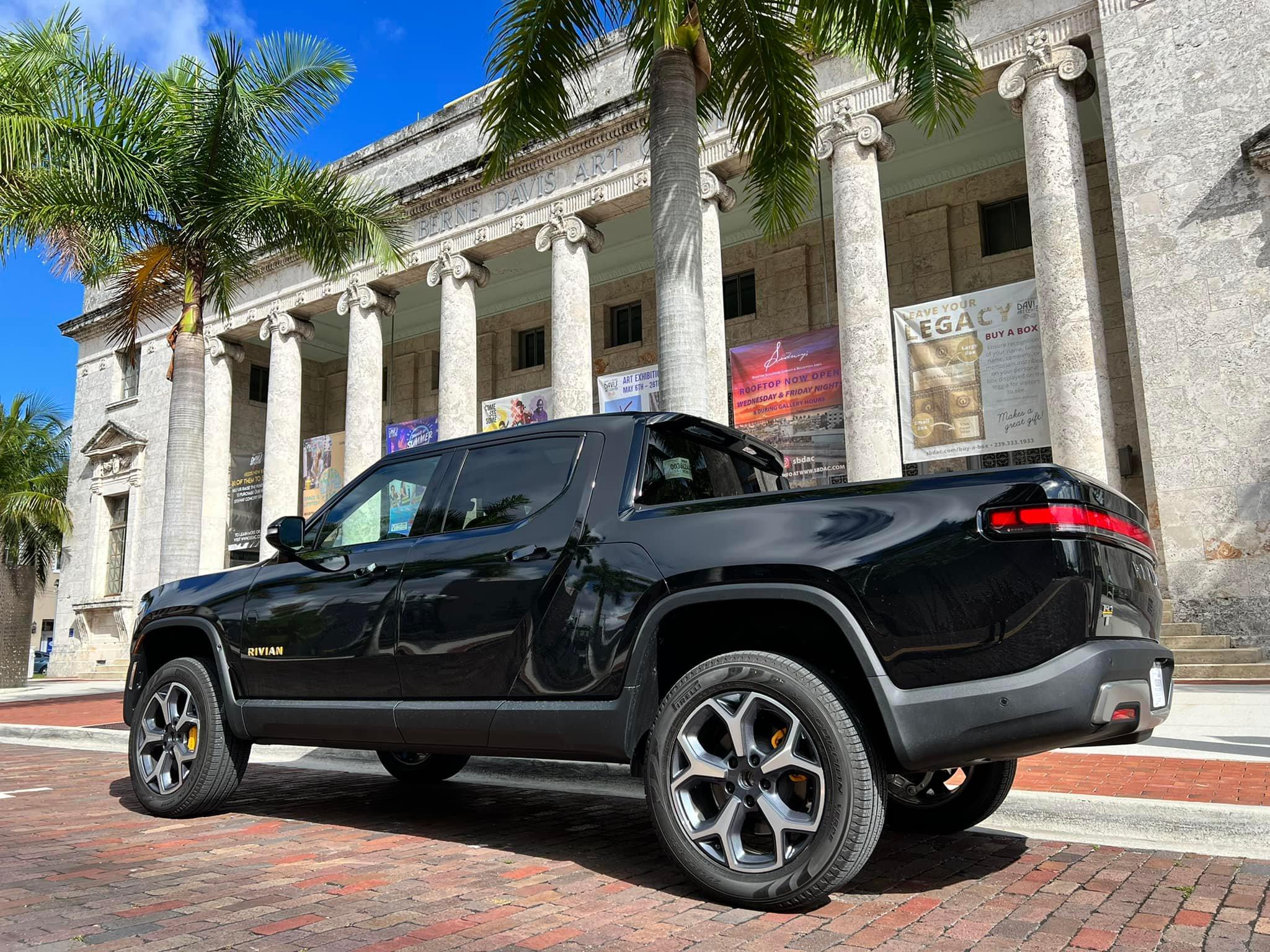 Rivian R1T R1S MIDNIGHT (Black) Rivian Photos 288632502_10225451586269055_4250498218250484579_n
