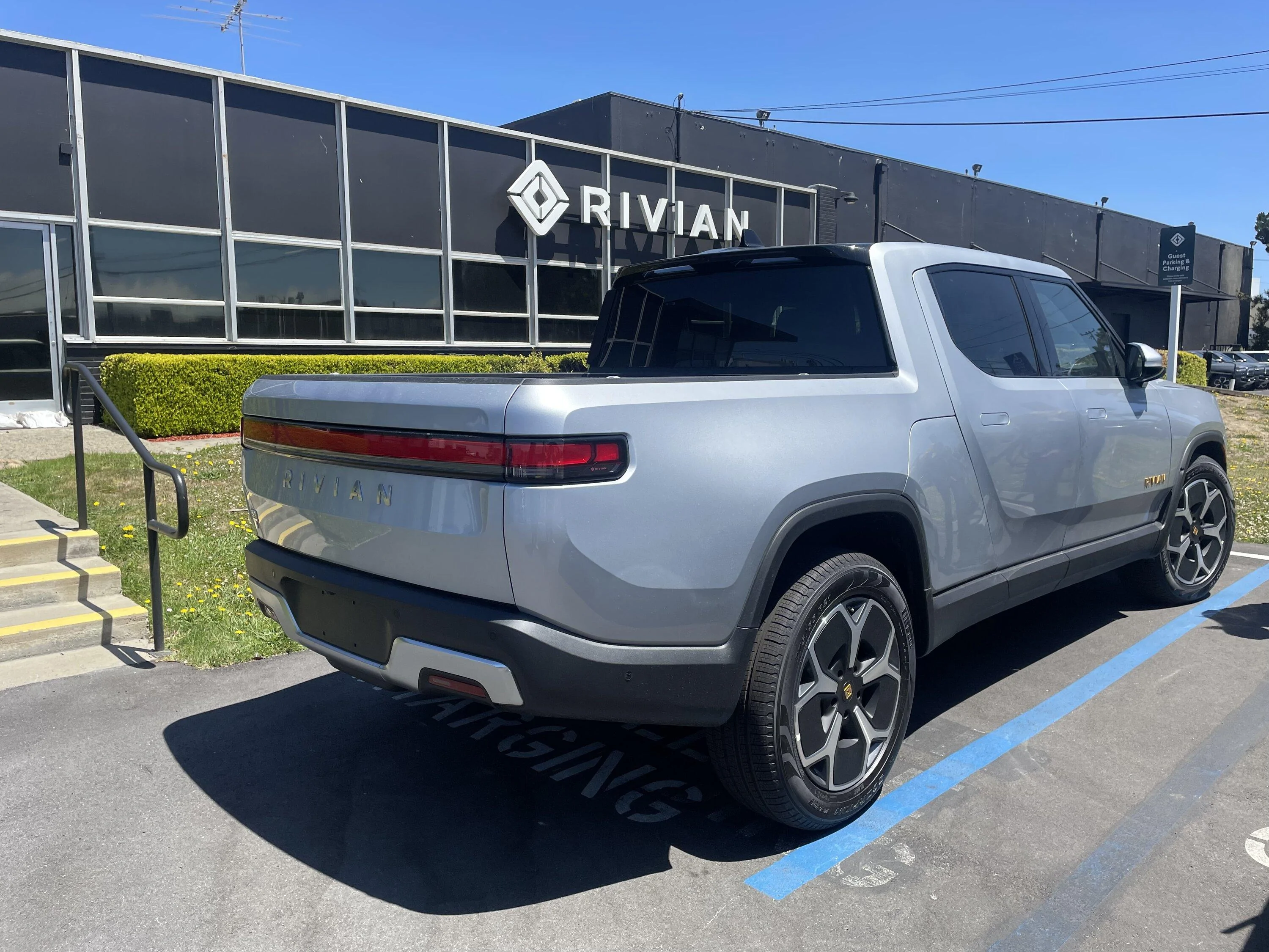 Rivian R1T R1S LA SILVER Rivian Photos B1DB5D59-E340-4882-9E75-01BBC615D4FB