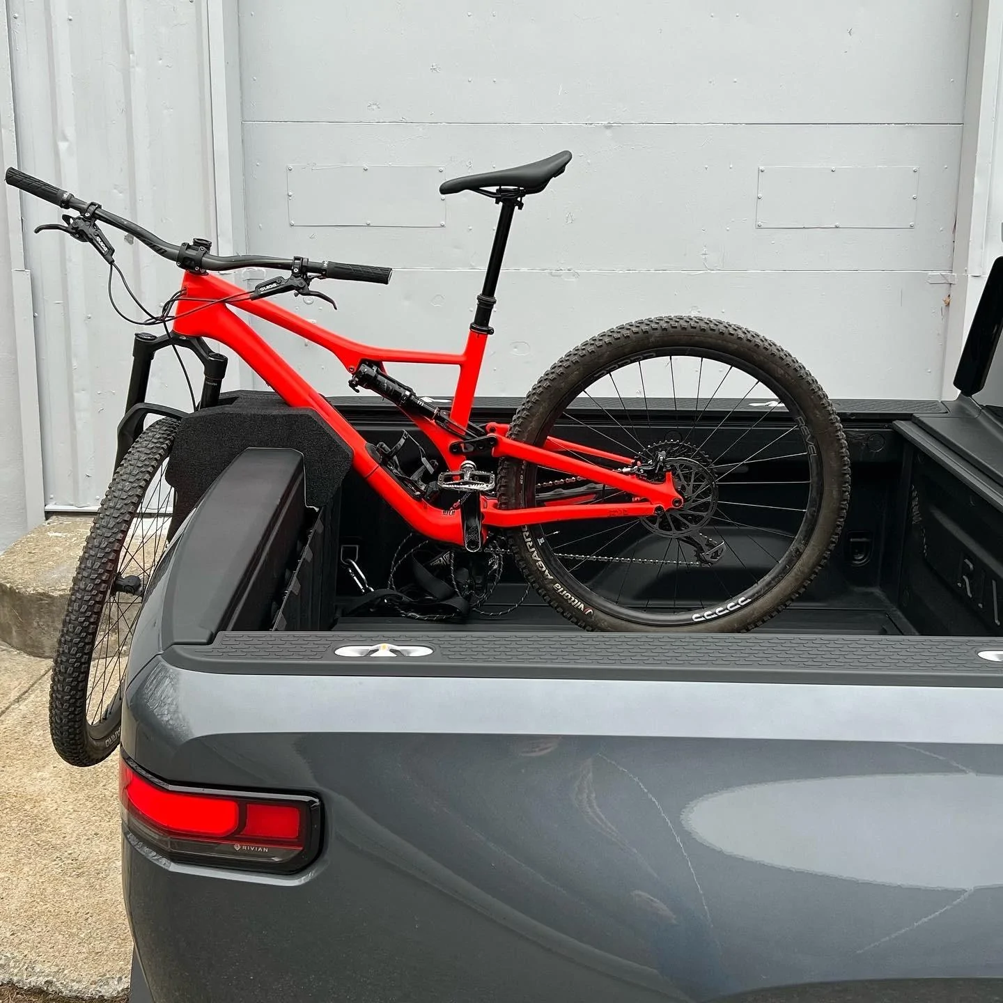 Rivian R1T R1S Bed mounted vs hitch mounted bike rack? 29er bik