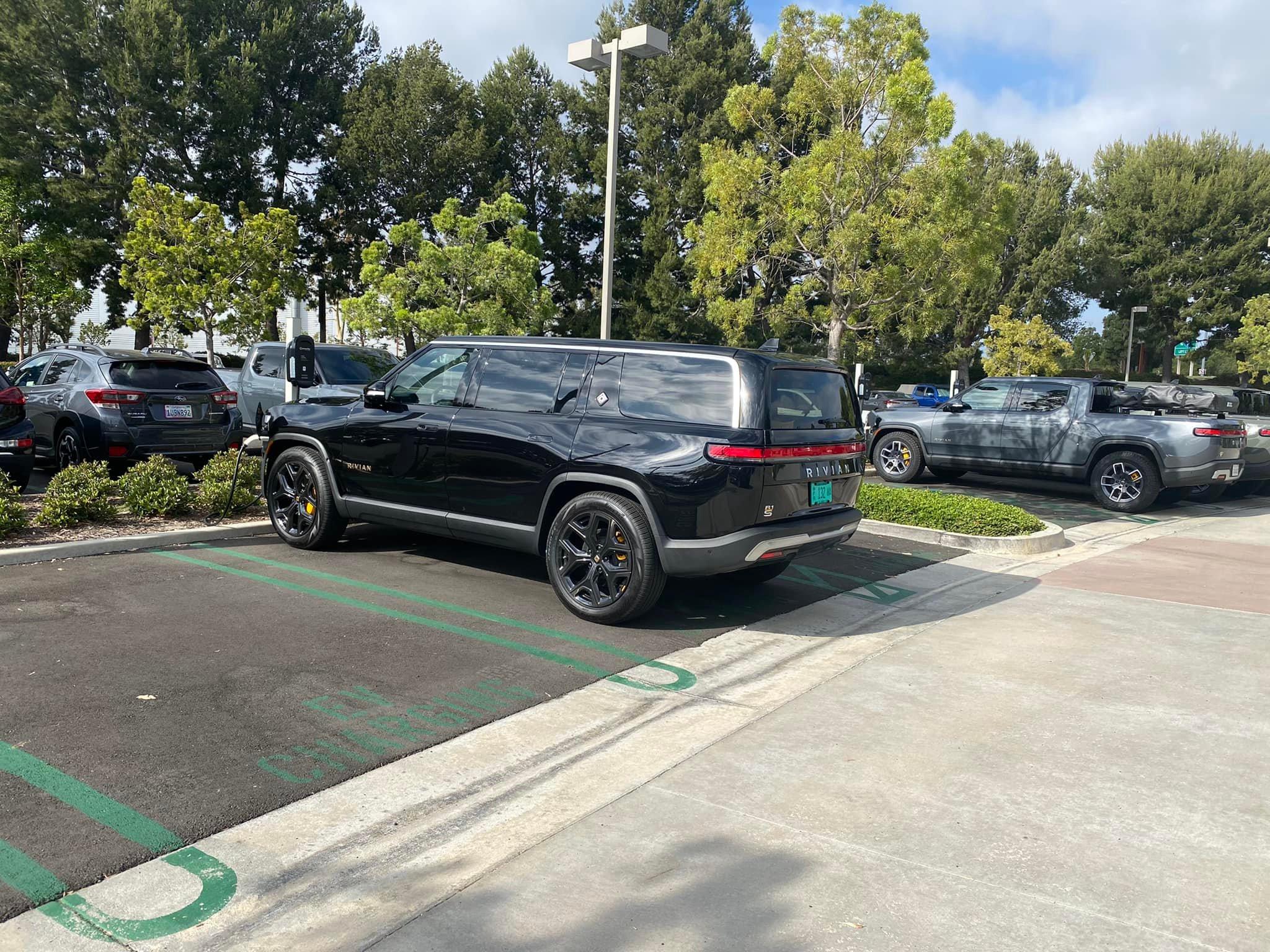 Rivian R1T R1S Midnight Black R1S + Black Wheels looks soooo good! ? Rivian R1S Midnight Black SUV 1