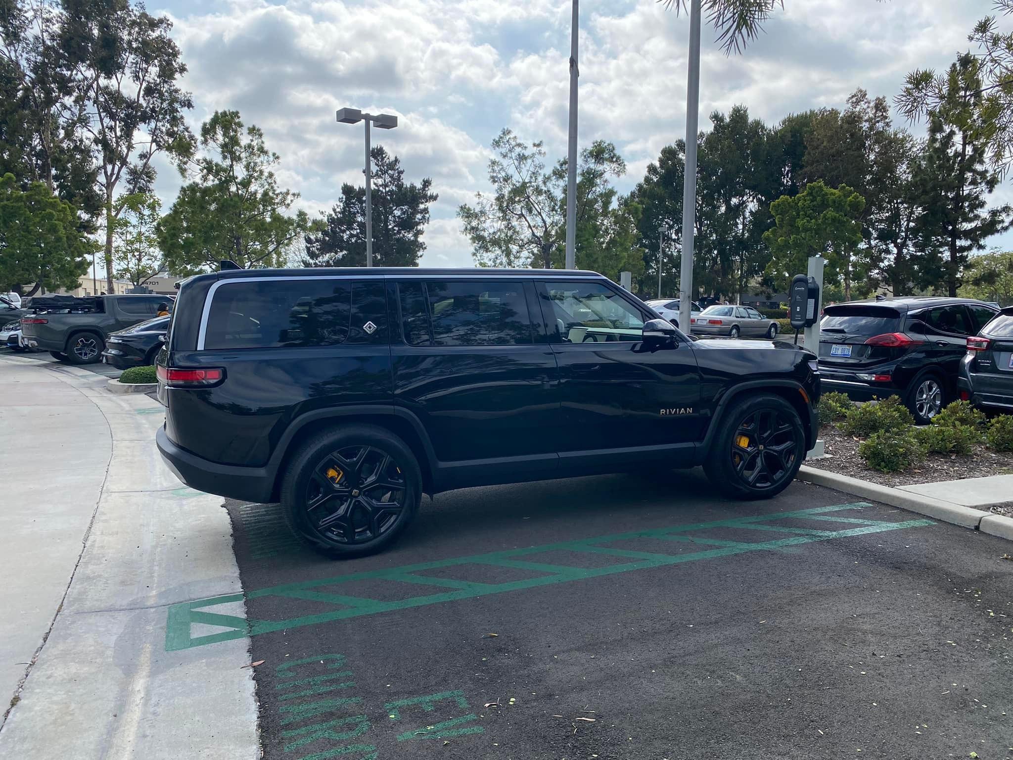 Rivian R1T R1S Midnight Black R1S + Black Wheels looks soooo good! ? Rivian R1S Midnight Black SUV 3