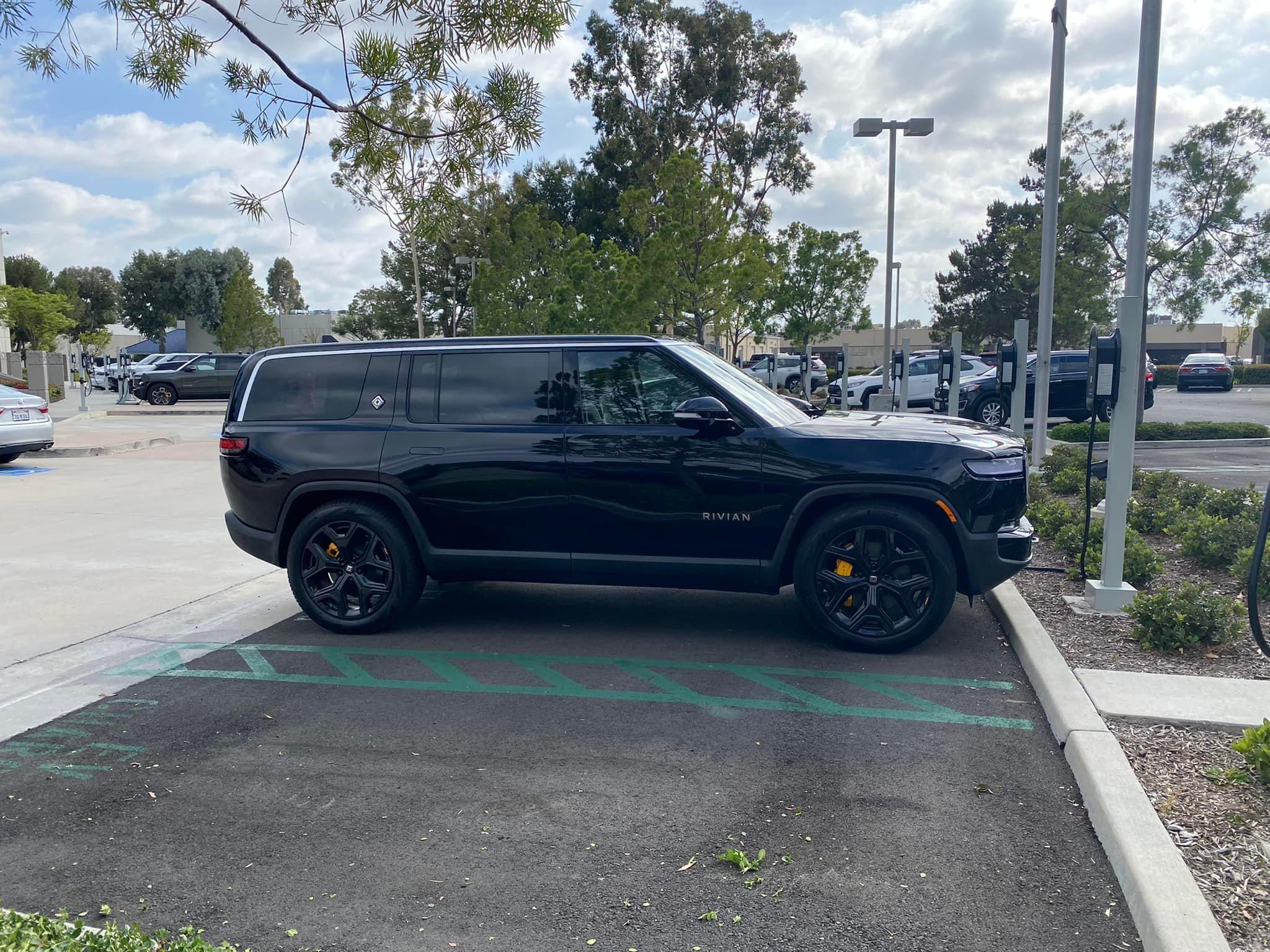 Rivian R1T R1S Midnight Black R1S + Black Wheels looks soooo good! ? Rivian R1S Midnight Black SUV 2