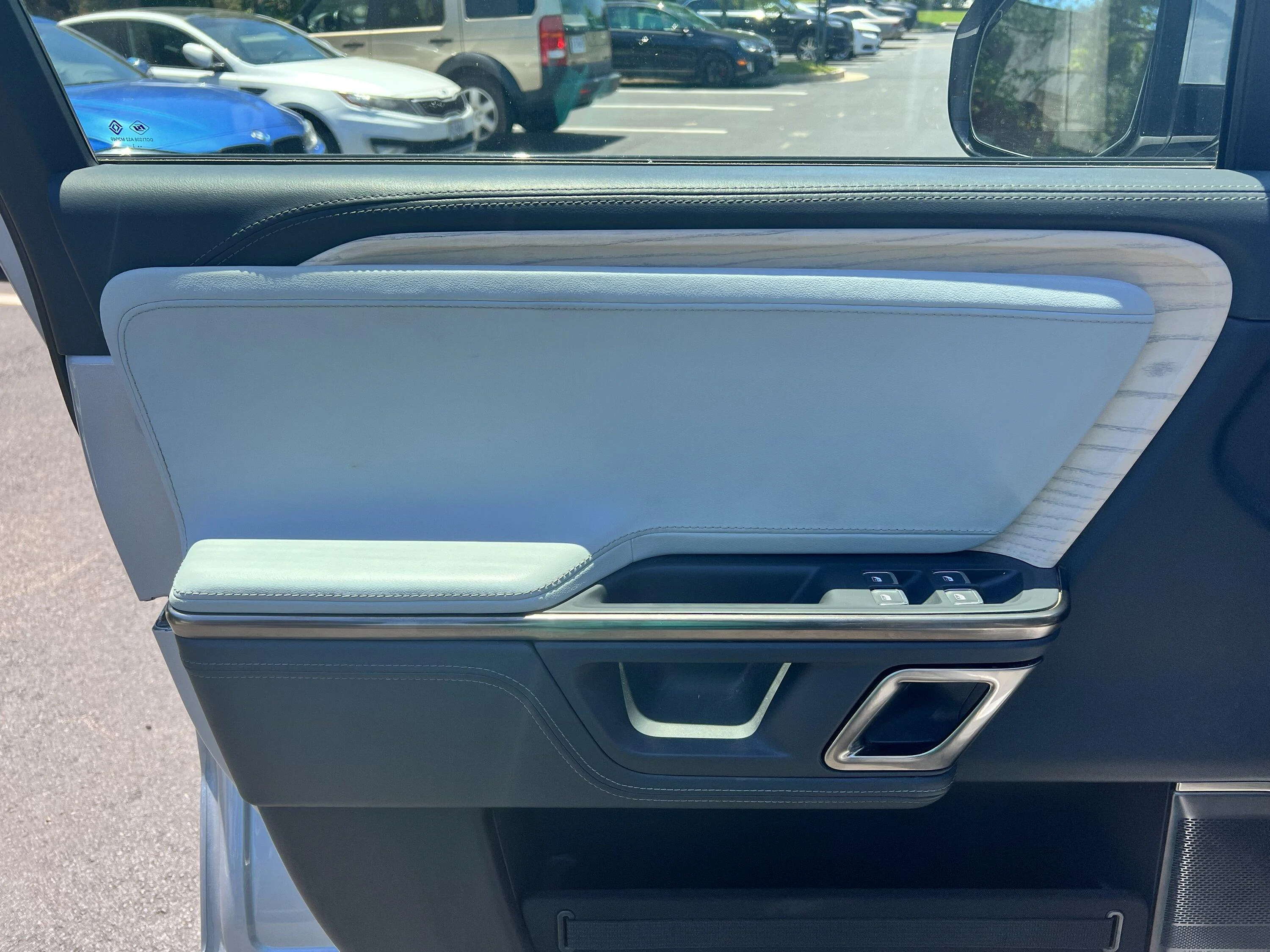 Rivian R1T R1S Photos: R1T with preproduction Ocean Coast interior 5B080FA1-B46B-42E5-8A8F-71583F25C2CF