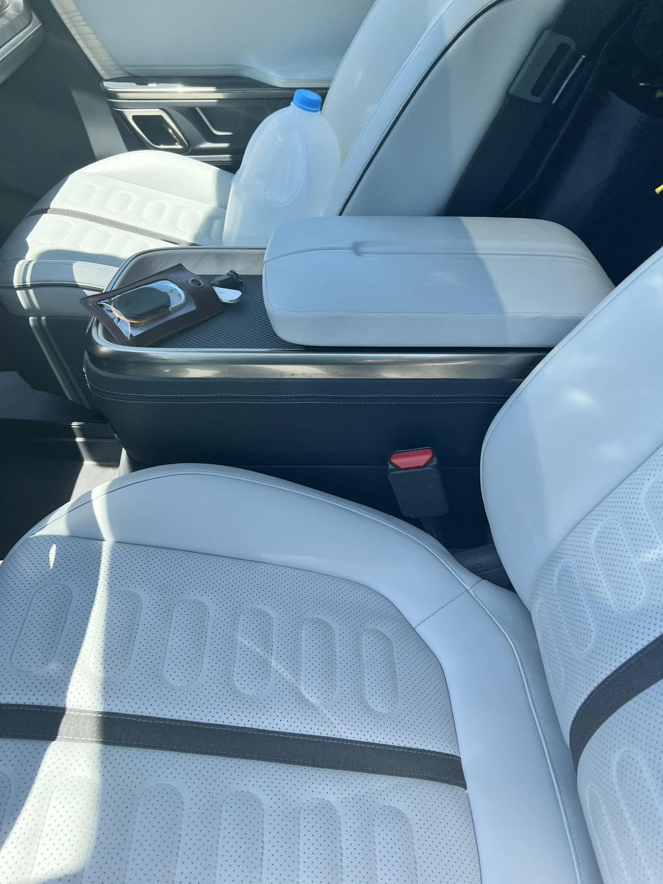 Rivian R1T R1S Photos: R1T with preproduction Ocean Coast interior 02E7FCD4-F2FB-42CF-9E21-F7D31DAD9F6C
