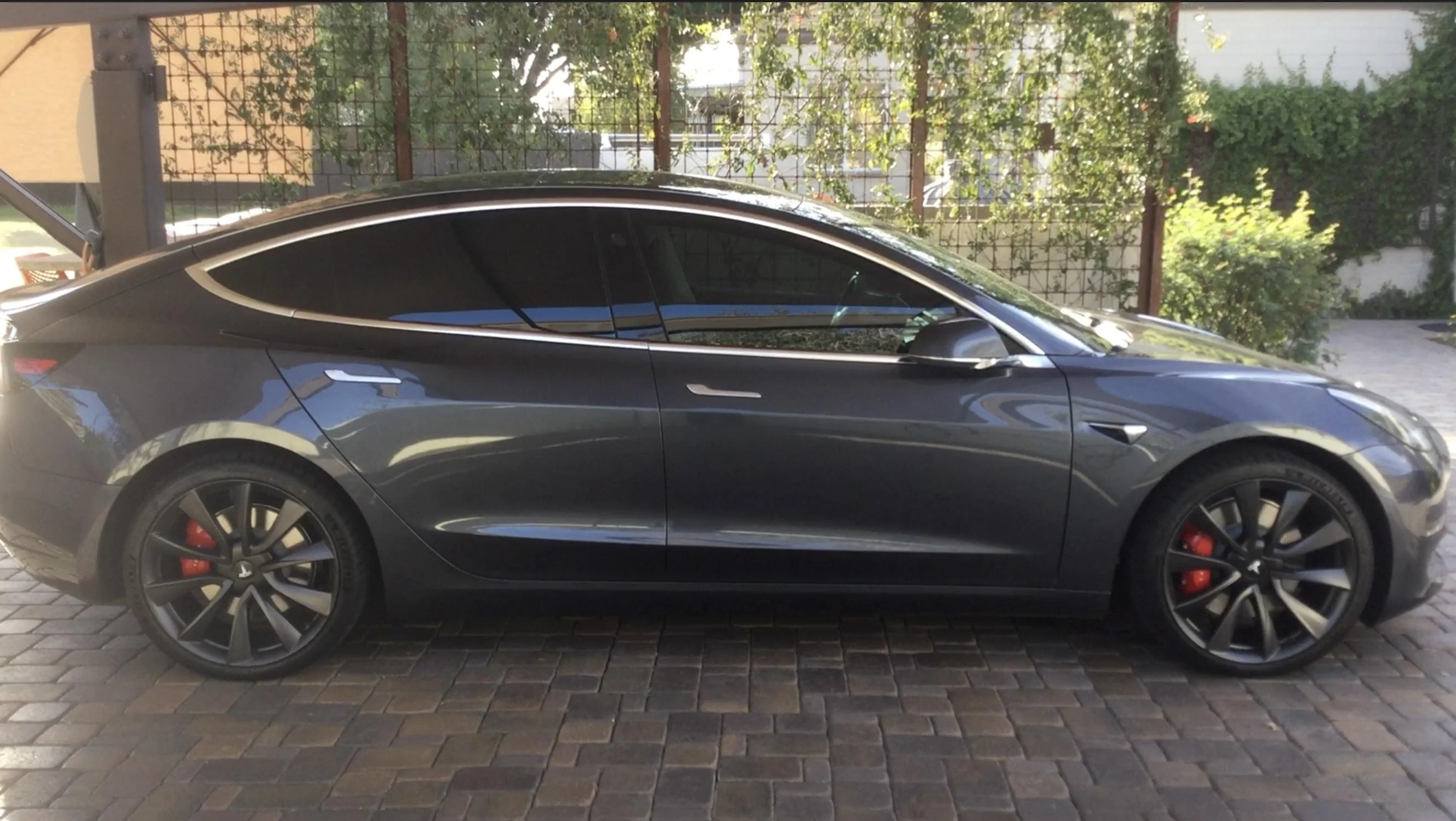 Rivian R1T R1S Midnight Black R1S + Black Wheels looks soooo good! ? Model 3 Chrome Trim