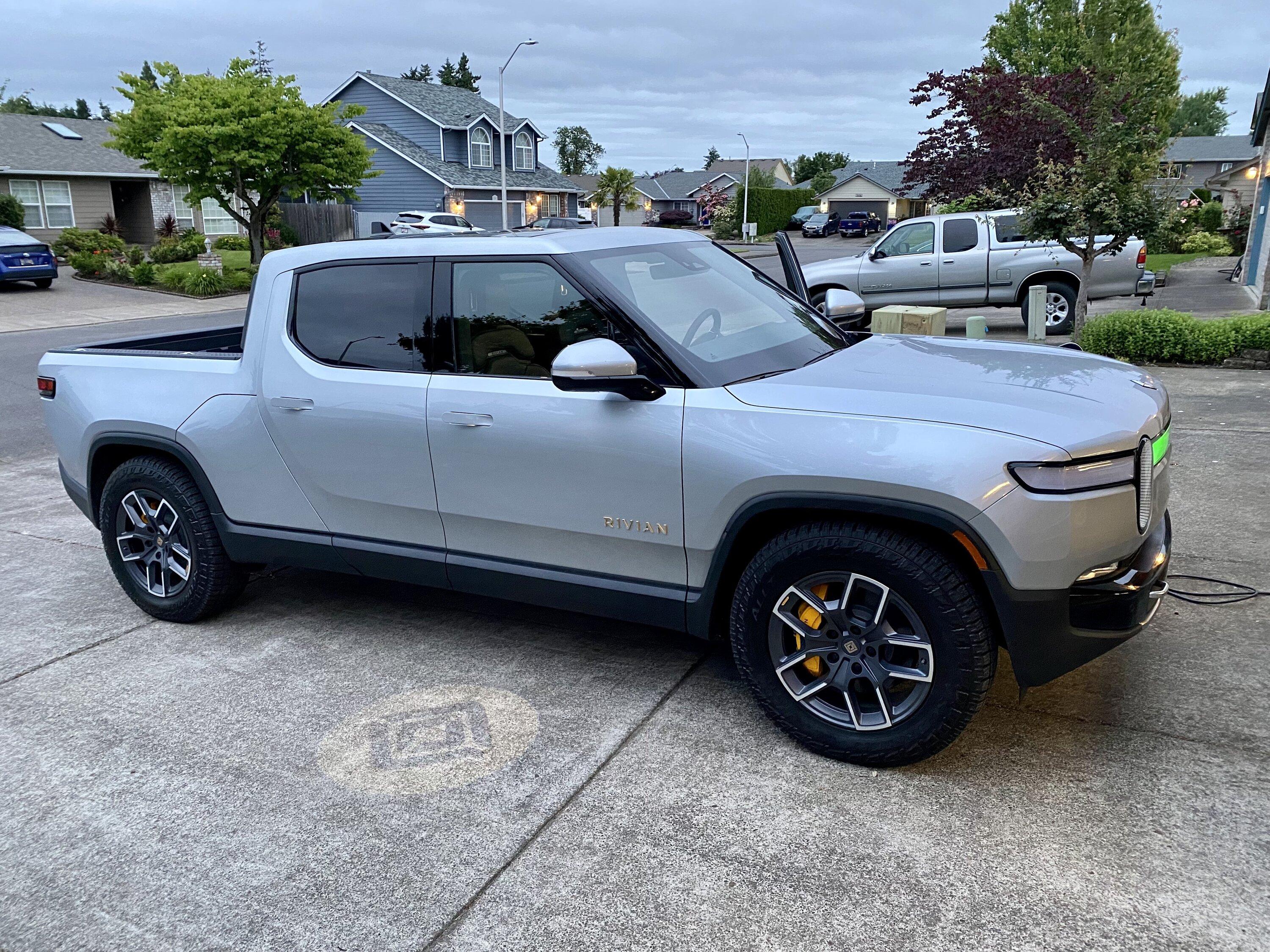 Rivian R1T R1S LA SILVER Rivian Photos driveway truck