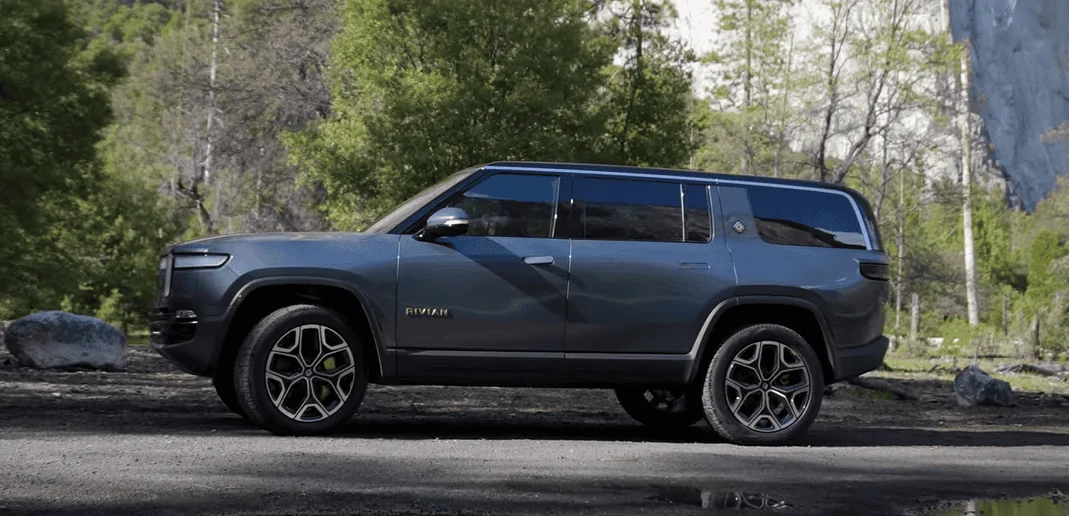 Rivian R1T R1S Midnight Black R1S + Black Wheels looks soooo good! ? r1s
