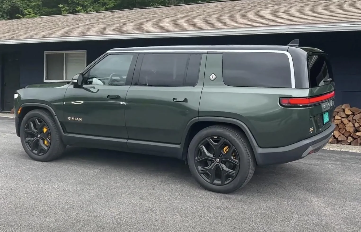 Rivian R1T R1S R1S (vs R1T) Exterior Walkaround Video by TFL 861C8334-BF04-48DA-9C47-D31216E9A1CE
