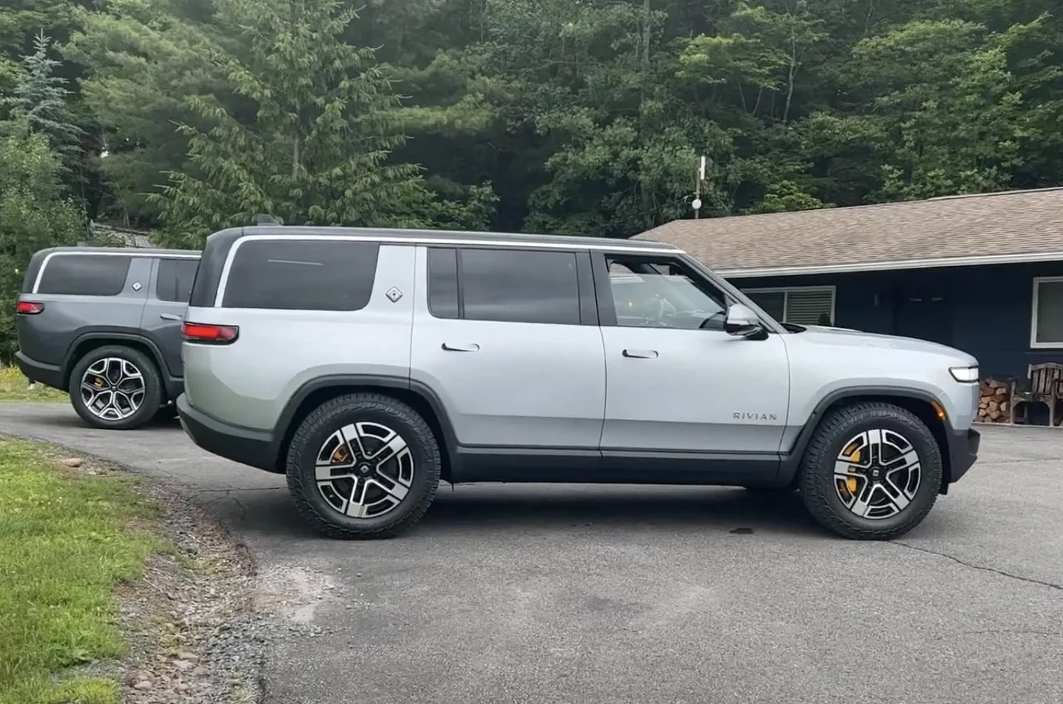 Rivian R1T R1S R1S (vs R1T) Exterior Walkaround Video by TFL FF8F0662-75BC-4B16-B1B0-8205E0D9F37F