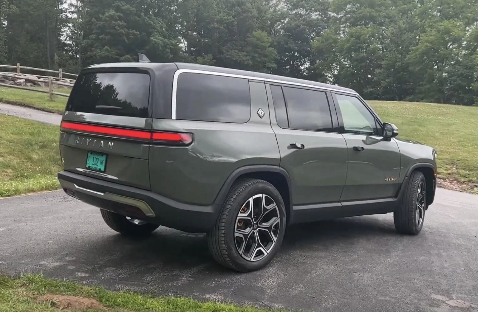 Rivian R1T R1S R1S (vs R1T) Exterior Walkaround Video by TFL 56201B75-D157-483A-B20D-958F432A7679