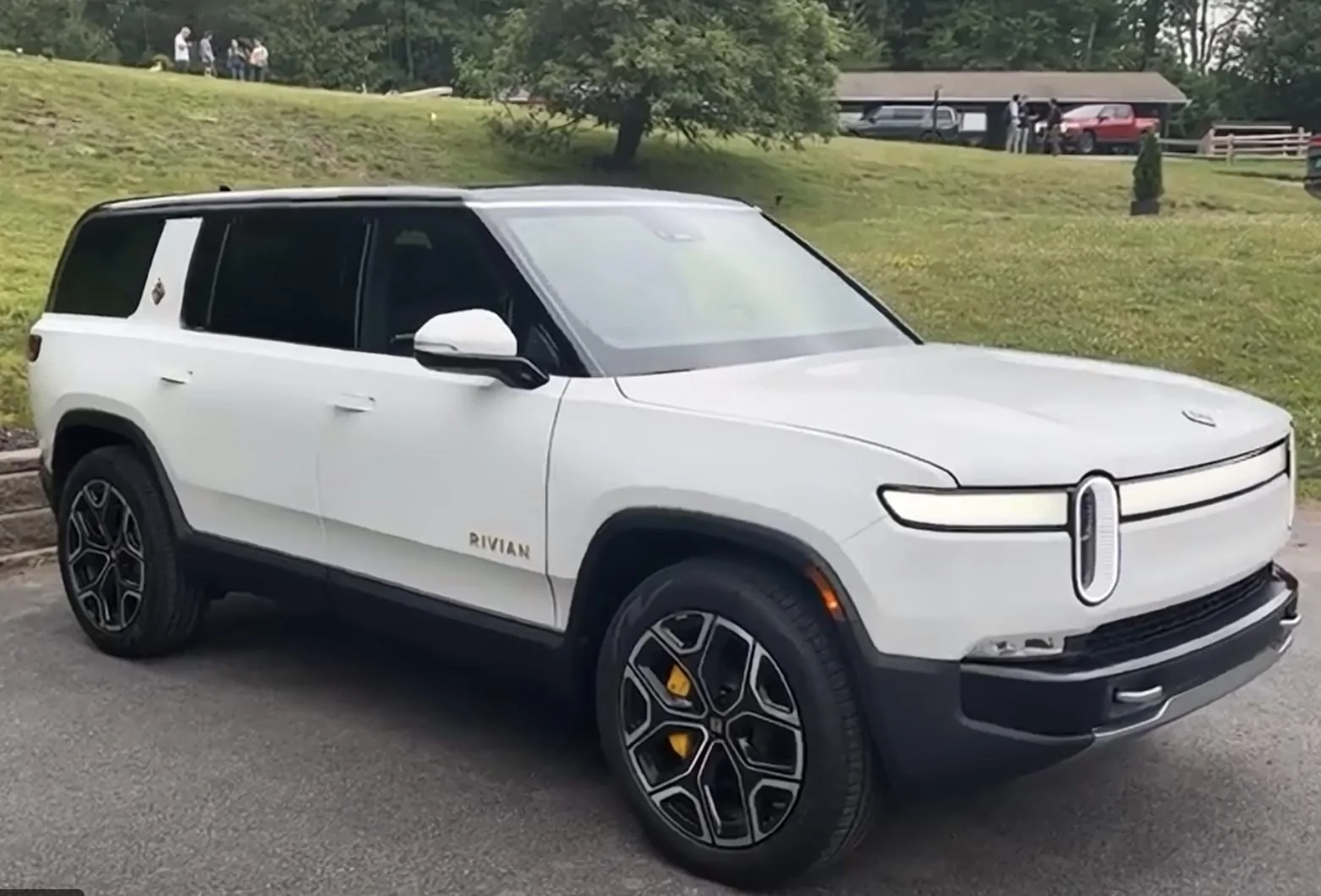 Rivian R1T R1S R1S (vs R1T) Exterior Walkaround Video by TFL 996A52C0-F1A1-4AC3-AFCF-160F4E5B7CE7