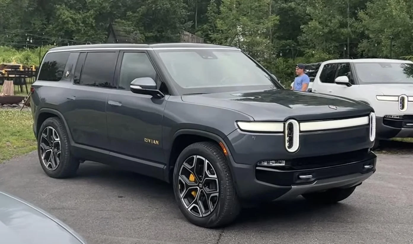 Rivian R1T R1S R1S (vs R1T) Exterior Walkaround Video by TFL 1BBD70B0-E269-4613-9EBE-FED66B9922E3