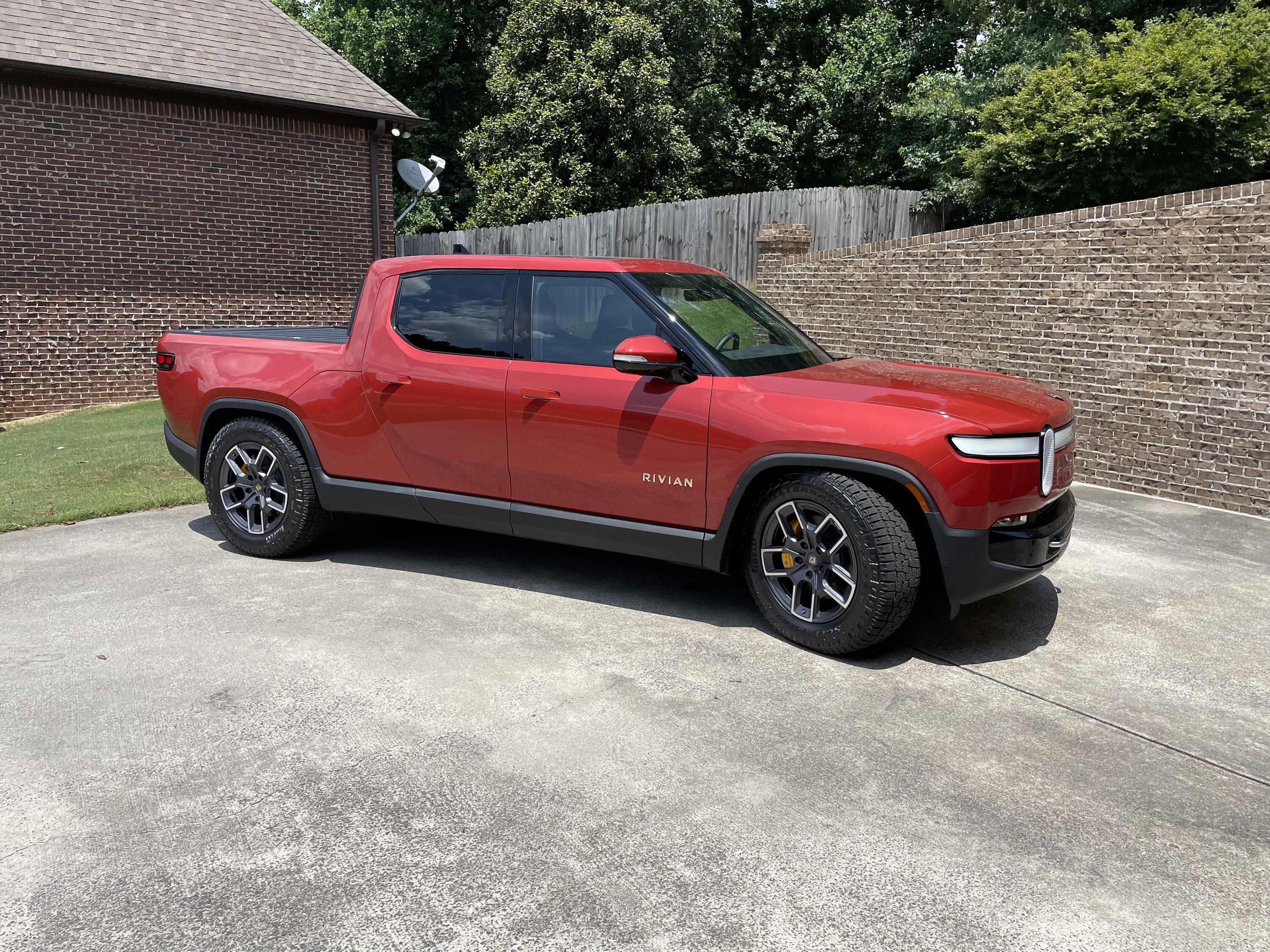 Rivian R1T R1S RED CANYON Rivian Photos tempImageiAqp0s