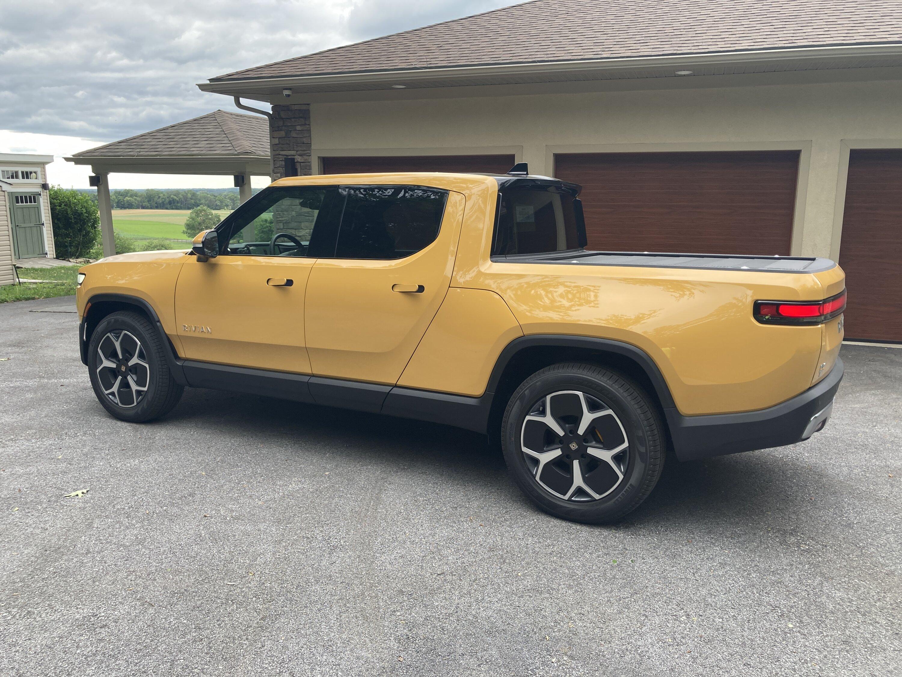 Rivian R1T R1S COMPASS YELLOW R1T Photos 0950A5B0-EB5B-49E8-AC7E-A61528A98C4E