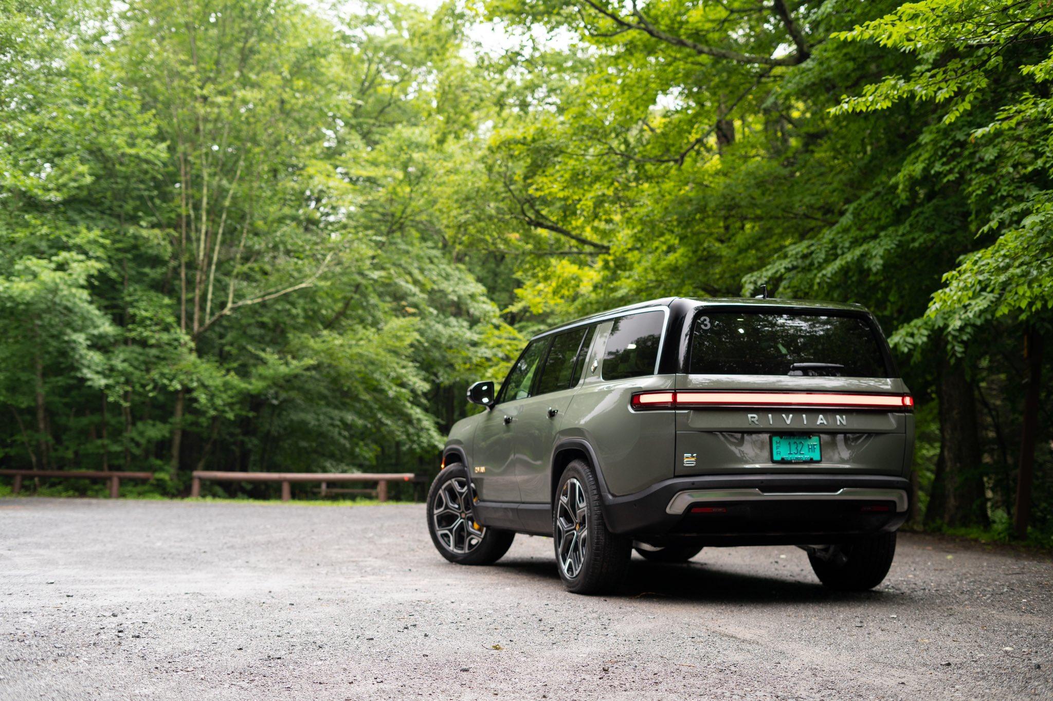 Rivian R1T R1S R1S Reviews Master List: Jalopnik, Inside EVs, TFL, etc FV_QGA7XkAAh06A