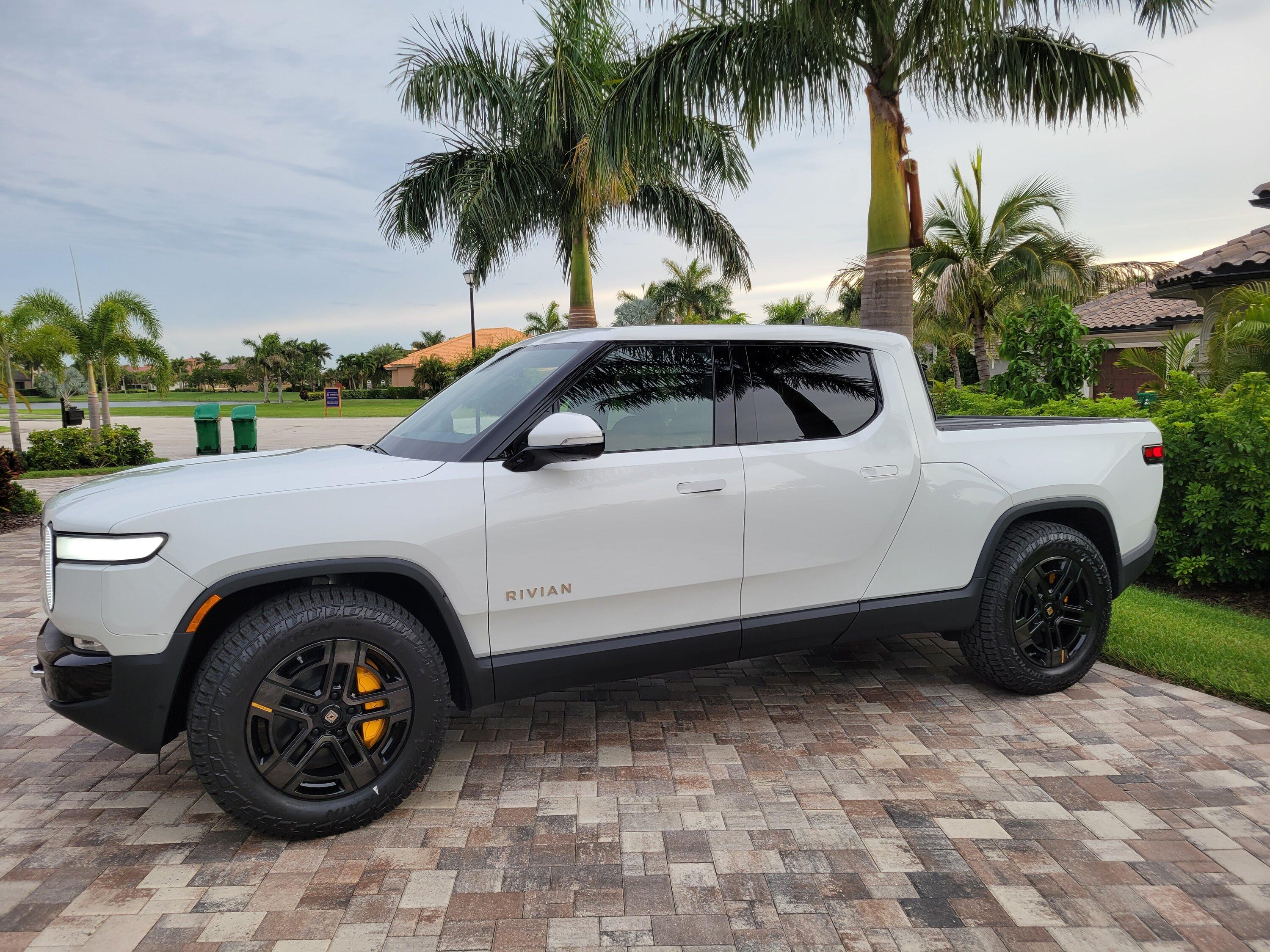 Rivian R1T R1S GLACIER WHITE R1T  Photos 20220609_193117