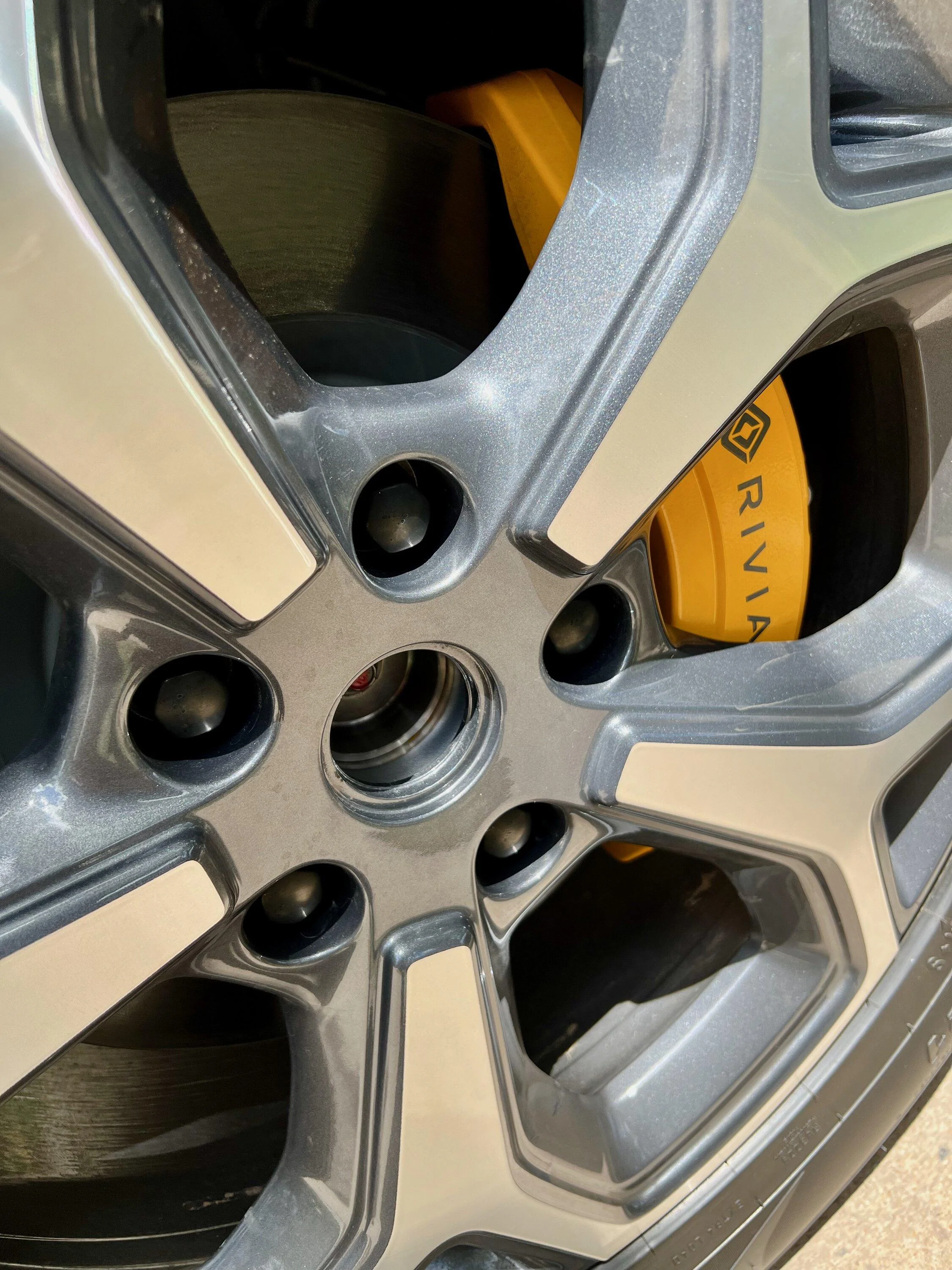 Rivian R1T R1S Removing 21" wheel aero covers + 3d printed hub cap = clean, easy Rivian aero cover - 1 (2)