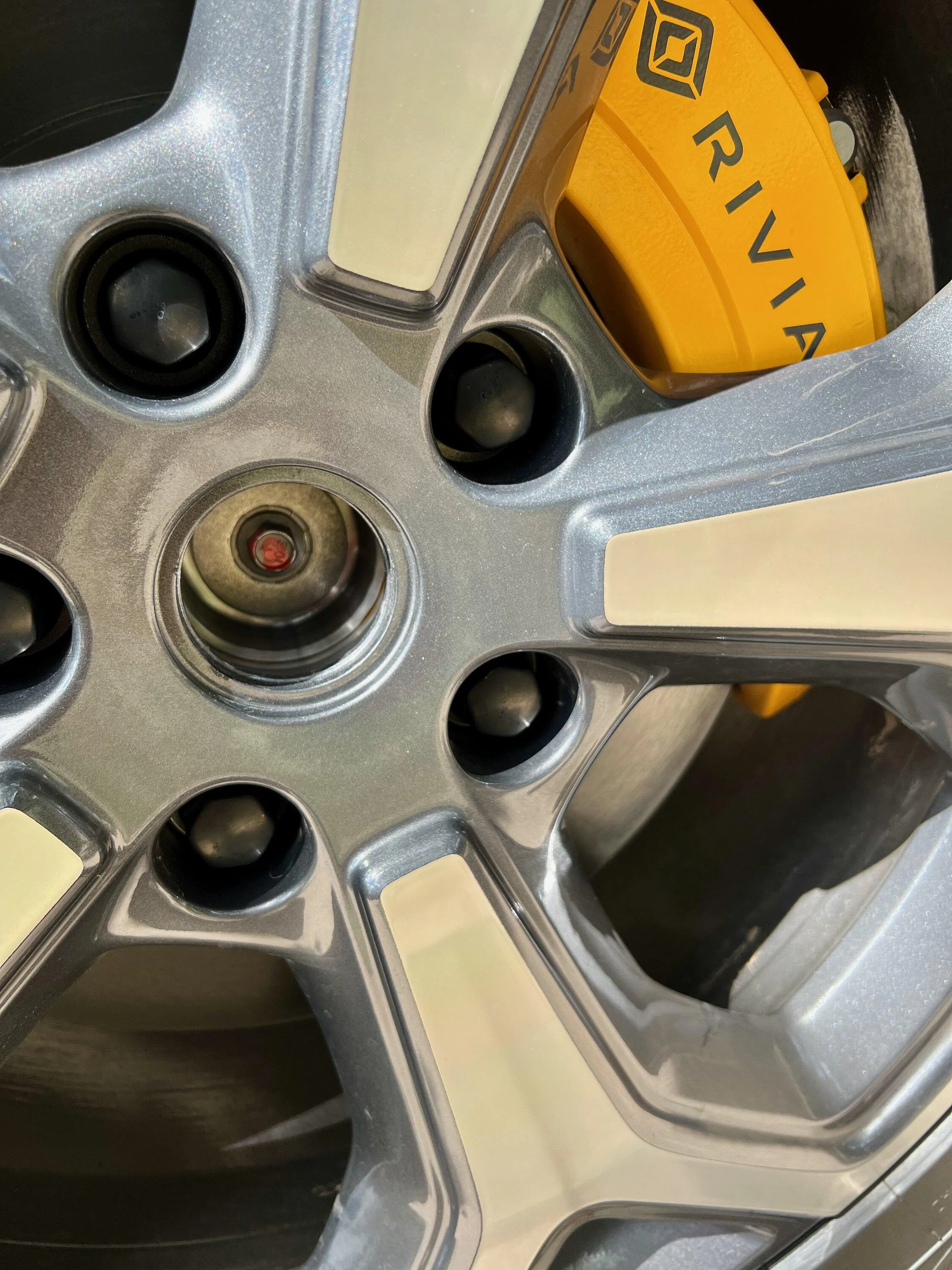 Rivian R1T R1S Removing 21" wheel aero covers + 3d printed hub cap = clean, easy Rivian aero cover - 1 (1)