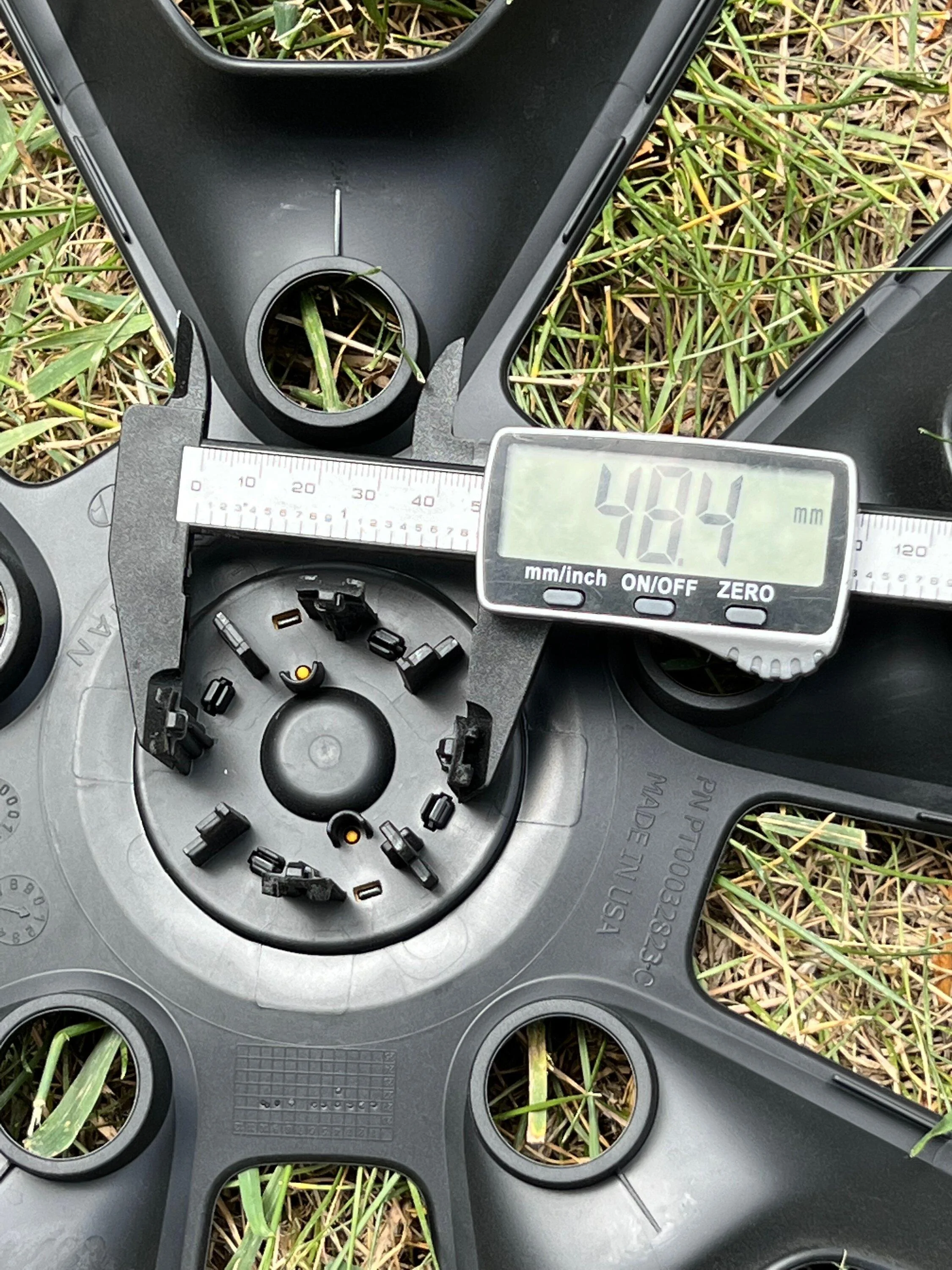 Rivian R1T R1S Removing 21" wheel aero covers + 3d printed hub cap = clean, easy Rivian aero cover - 1