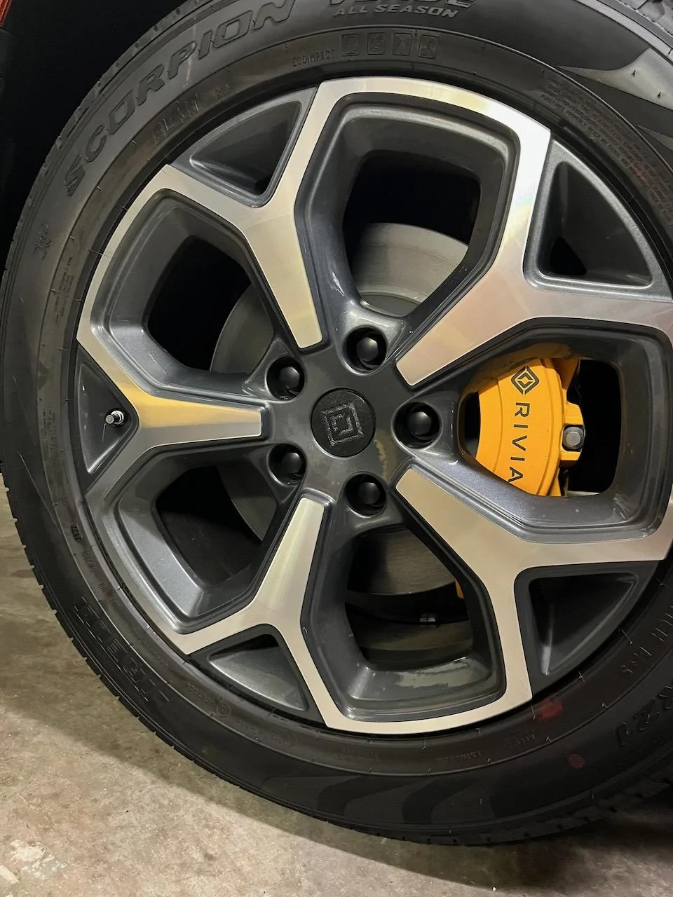 Rivian R1T R1S Removing 21" wheel aero covers + 3d printed hub cap = clean, easy IMG_0304