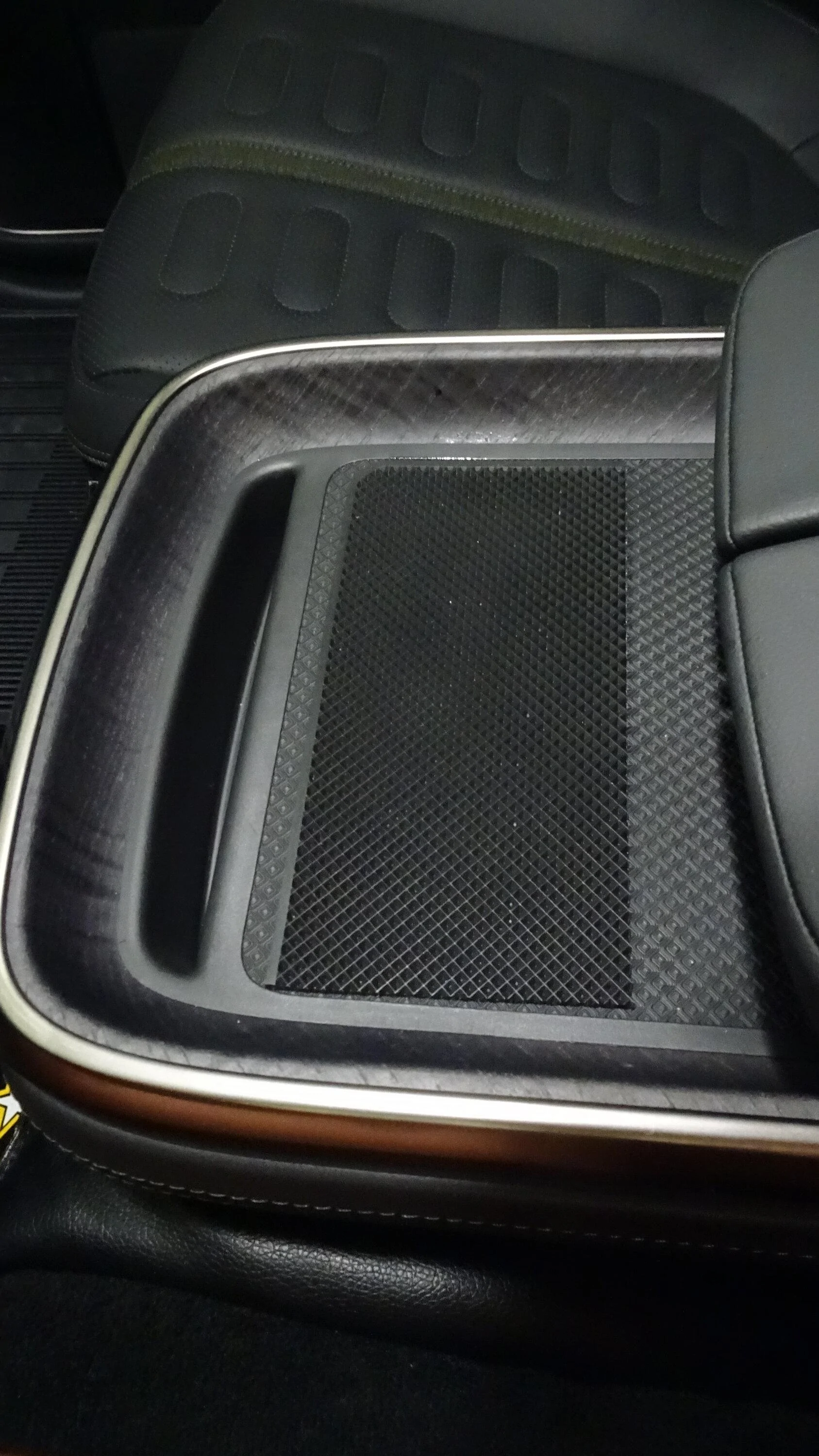 Rivian R1T R1S Working Magsafe / Magnetic Qi Wireless Charging Pad Install! - DIY Writeup DSC01358