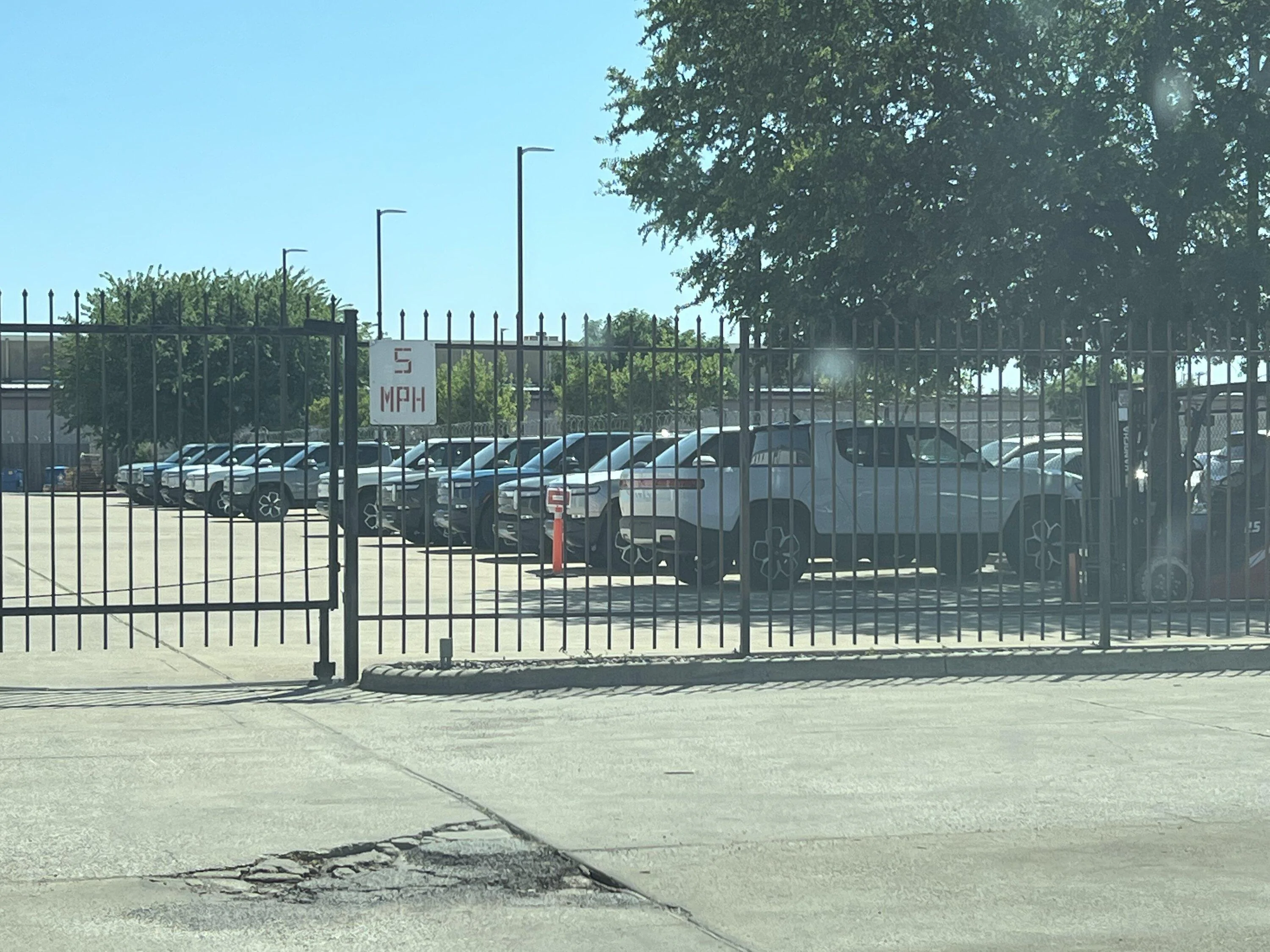 Rivian R1T R1S Rivian in Texas 4F632D0D-A356-4E5F-8083-D69617F9C8F4