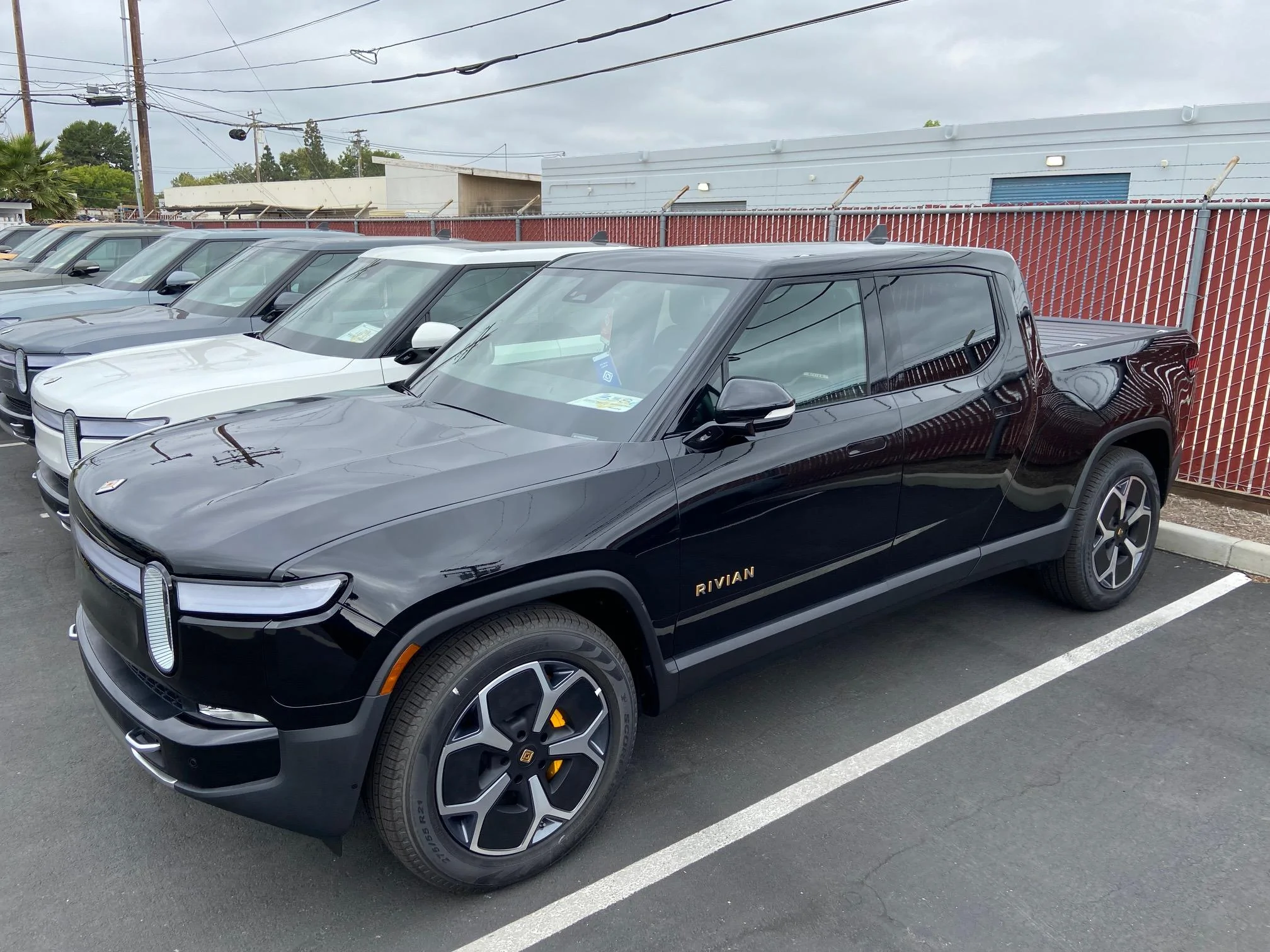 Rivian R1T R1S MIDNIGHT (Black) Rivian Photos 3FDFDA13-EDE8-462B-A814-4B1F2B29792D