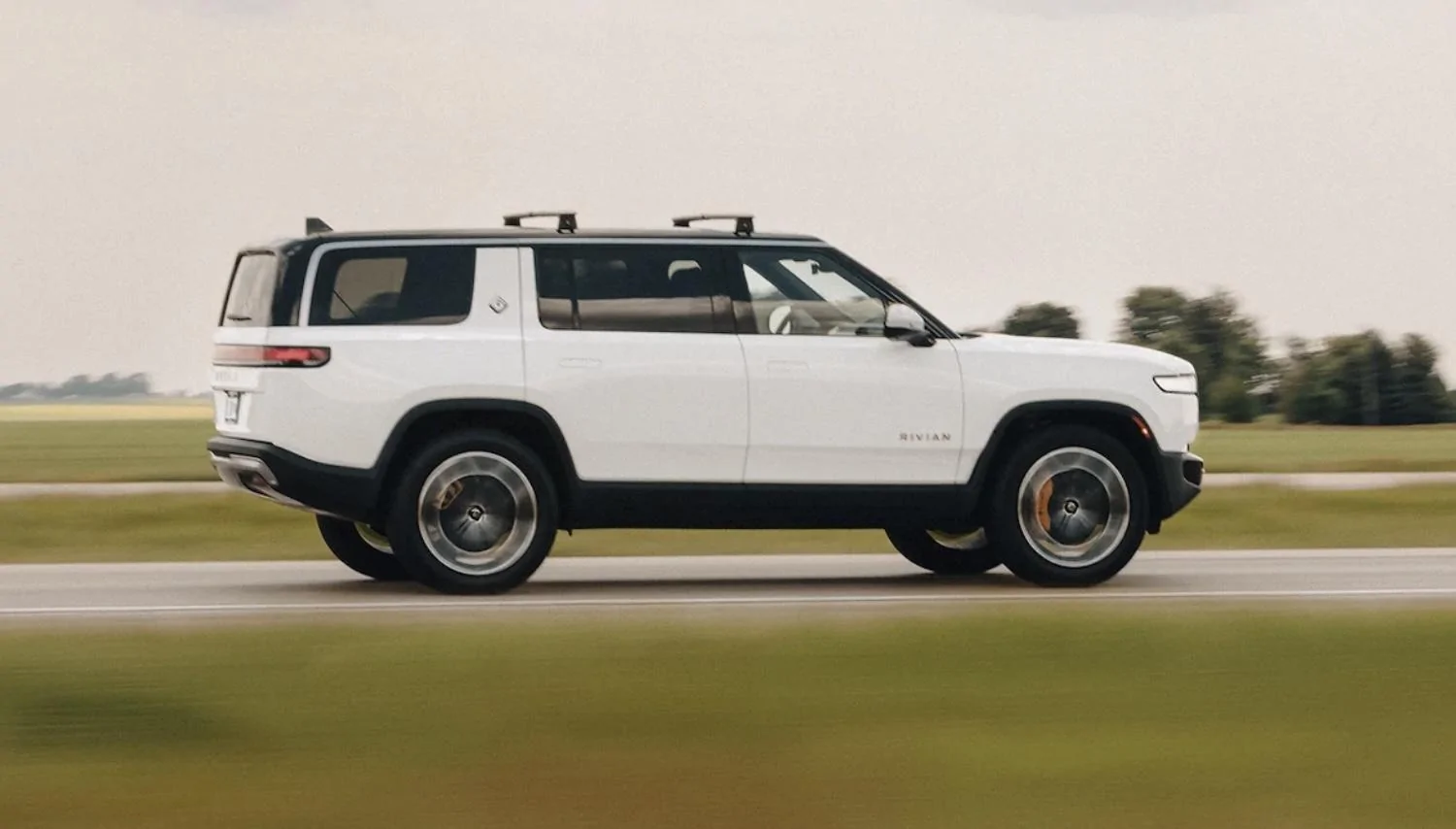 Rivian R1T R1S ? GLACIER WHITE R1S  Photos Glacier White Rivian R1S SUV 4