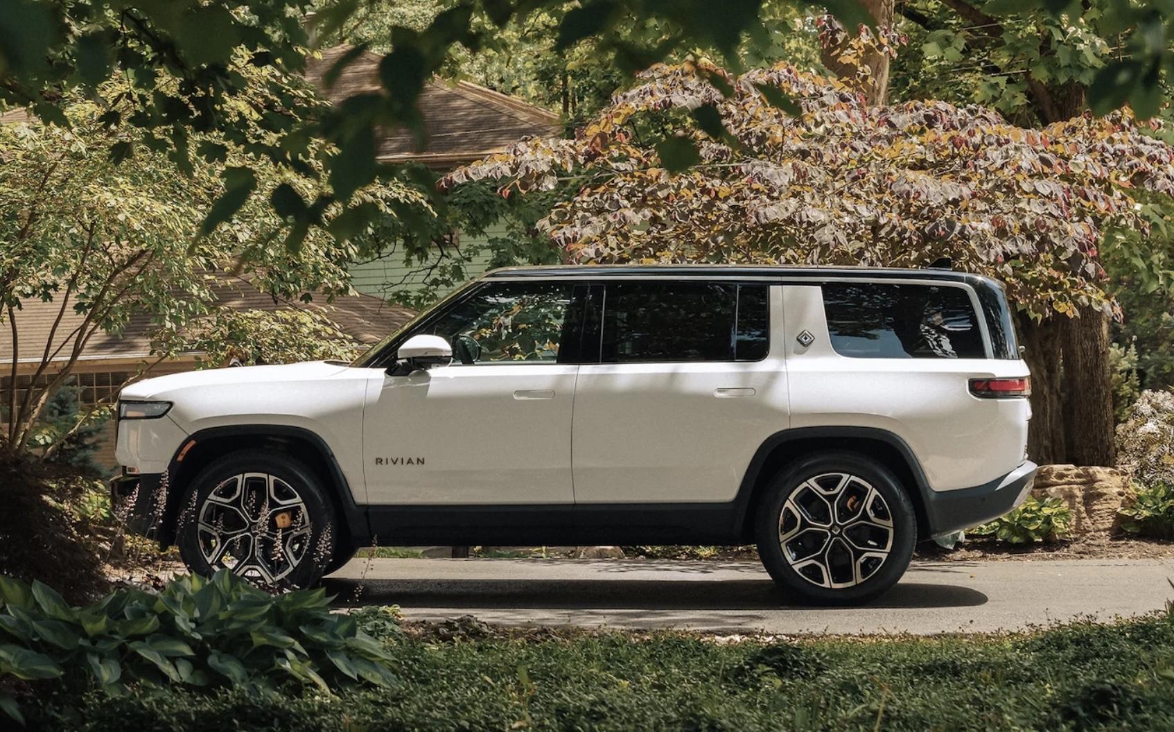 Rivian R1T R1S ? GLACIER WHITE R1S  Photos Glacier White Rivian R1S SUV 2