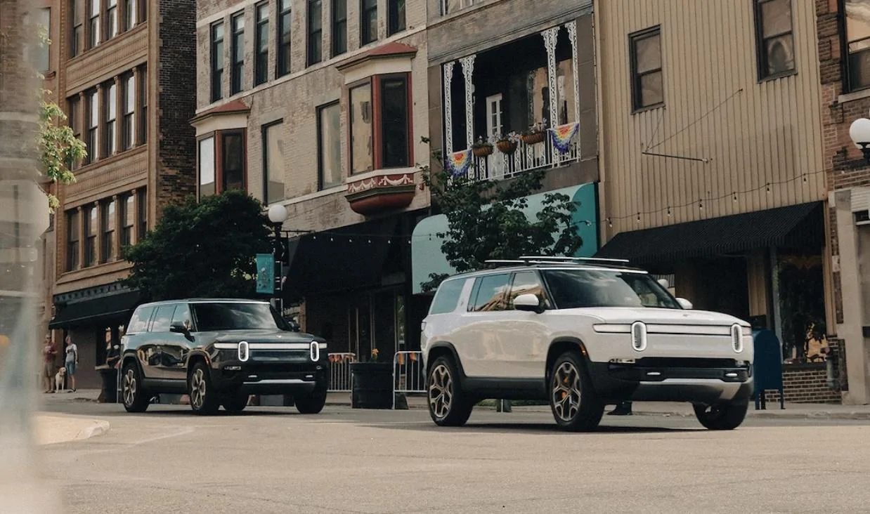 Rivian R1T R1S ? GLACIER WHITE R1S  Photos Glacier White Rivian R1S SUV 3