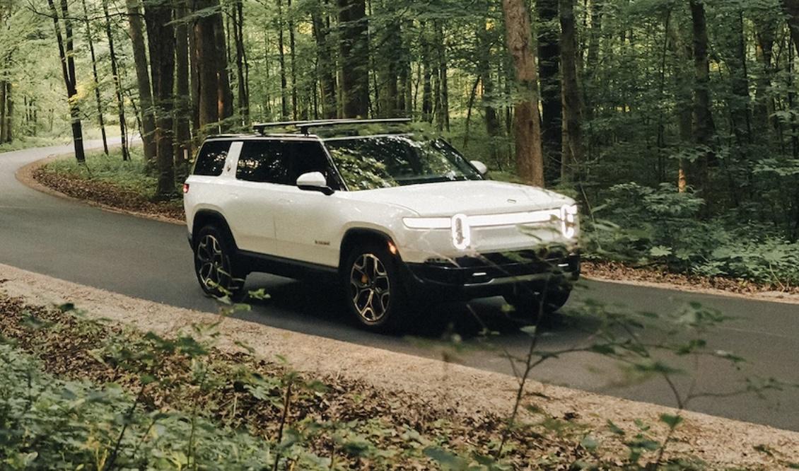 Rivian R1T R1S ? GLACIER WHITE R1S  Photos Glacier White Rivian R1S SUV 1