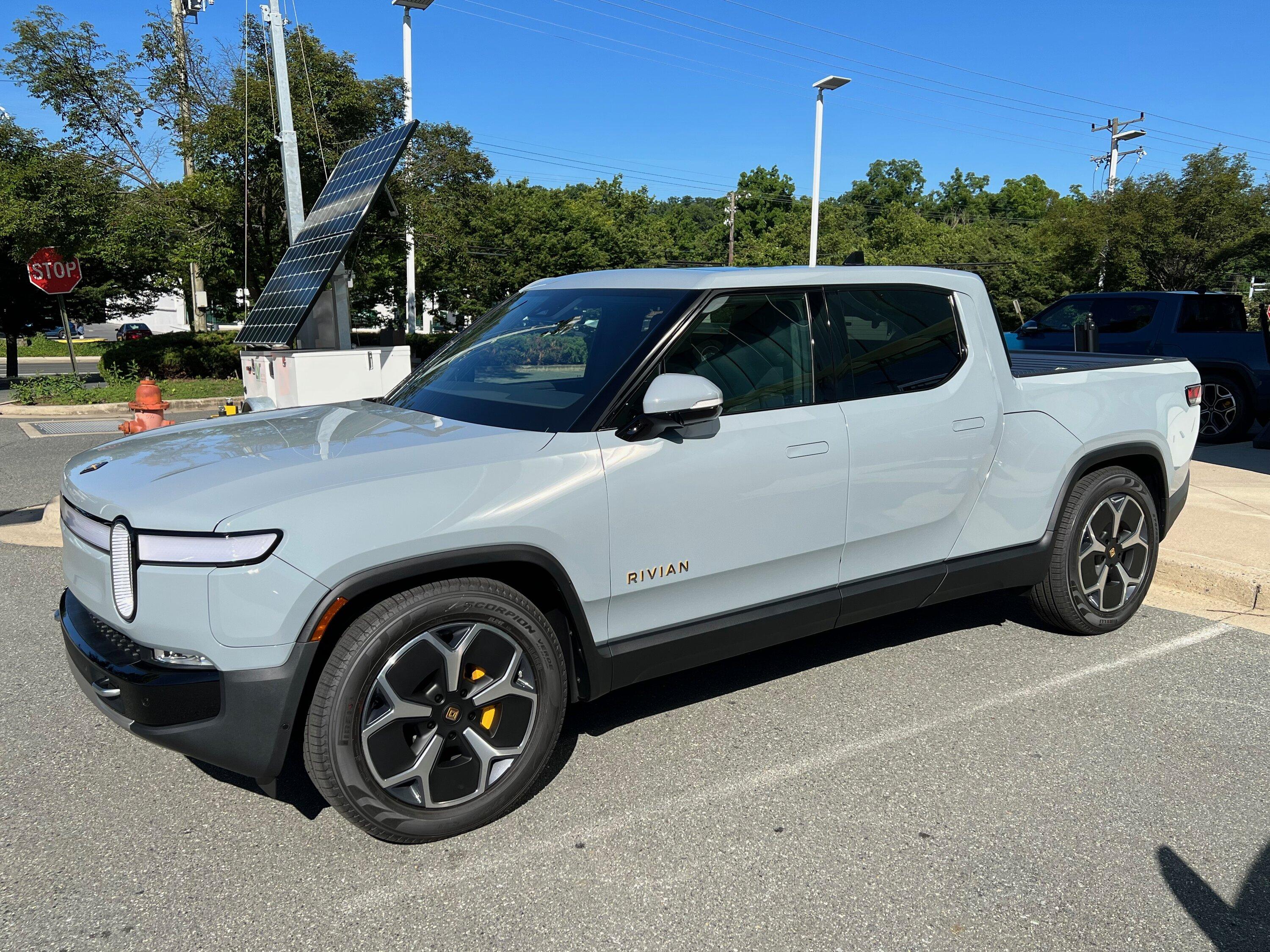Rivian R1T R1S LIMESTONE R1T Photos IMG_0884