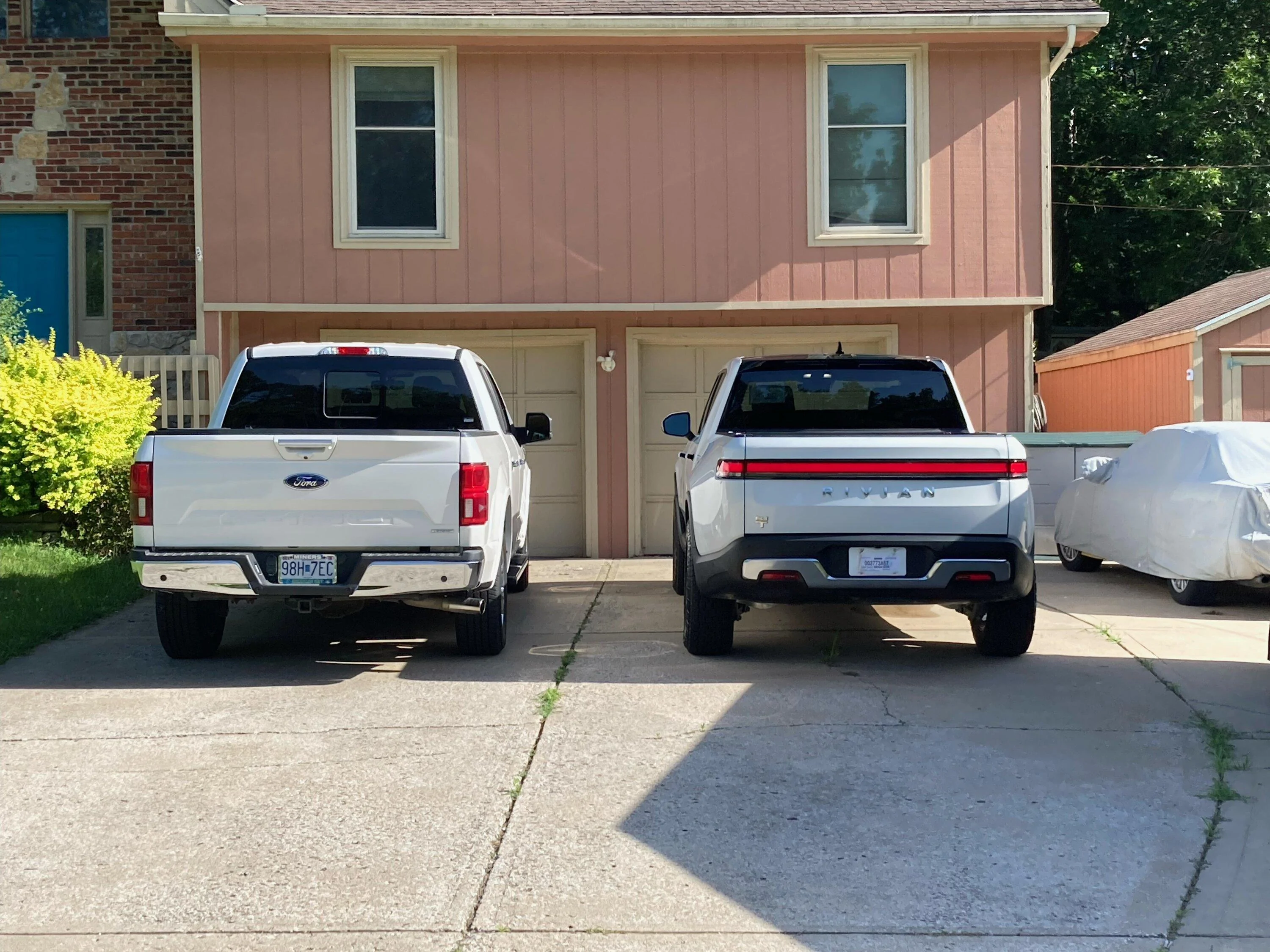 Rivian R1T R1S White R1T vs White F-150 Side-by-Side Comparison Look IMG_2497