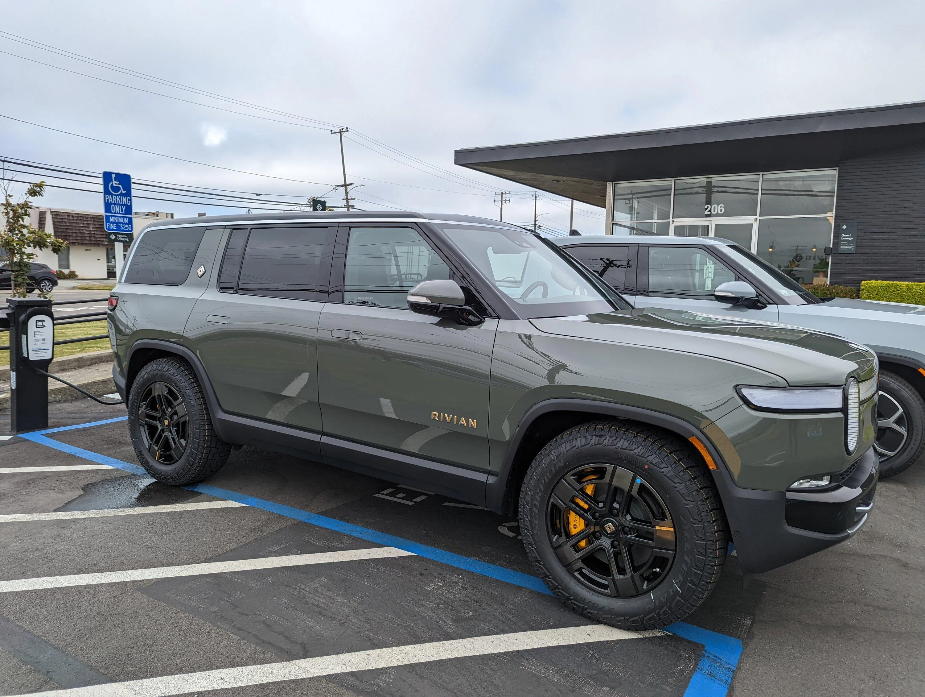 Rivian R1T R1S ? LAUNCH GREEN R1S  Photos PXL_20220630_233629624