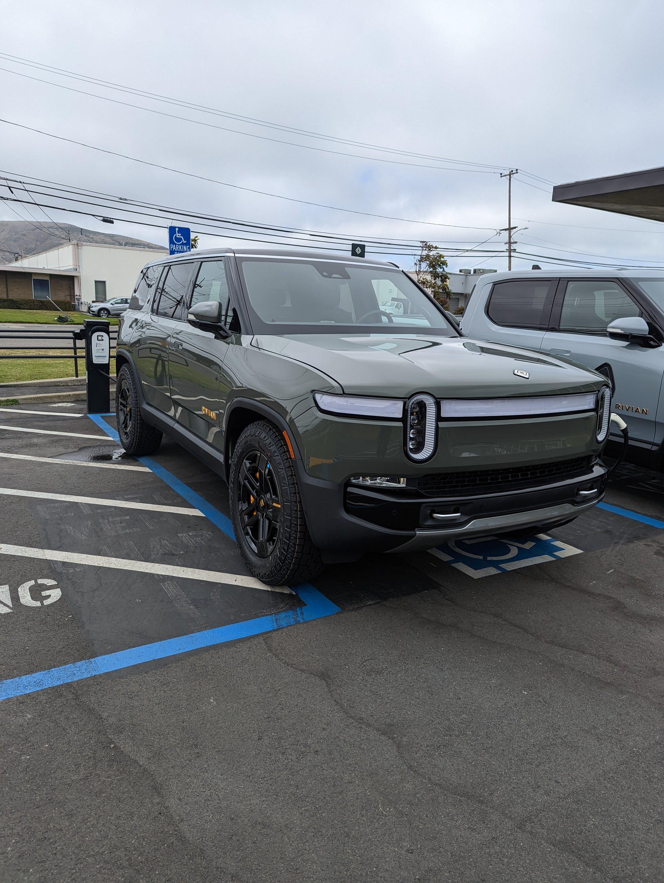 Rivian R1T R1S ? LAUNCH GREEN R1S  Photos PXL_20220630_233616870