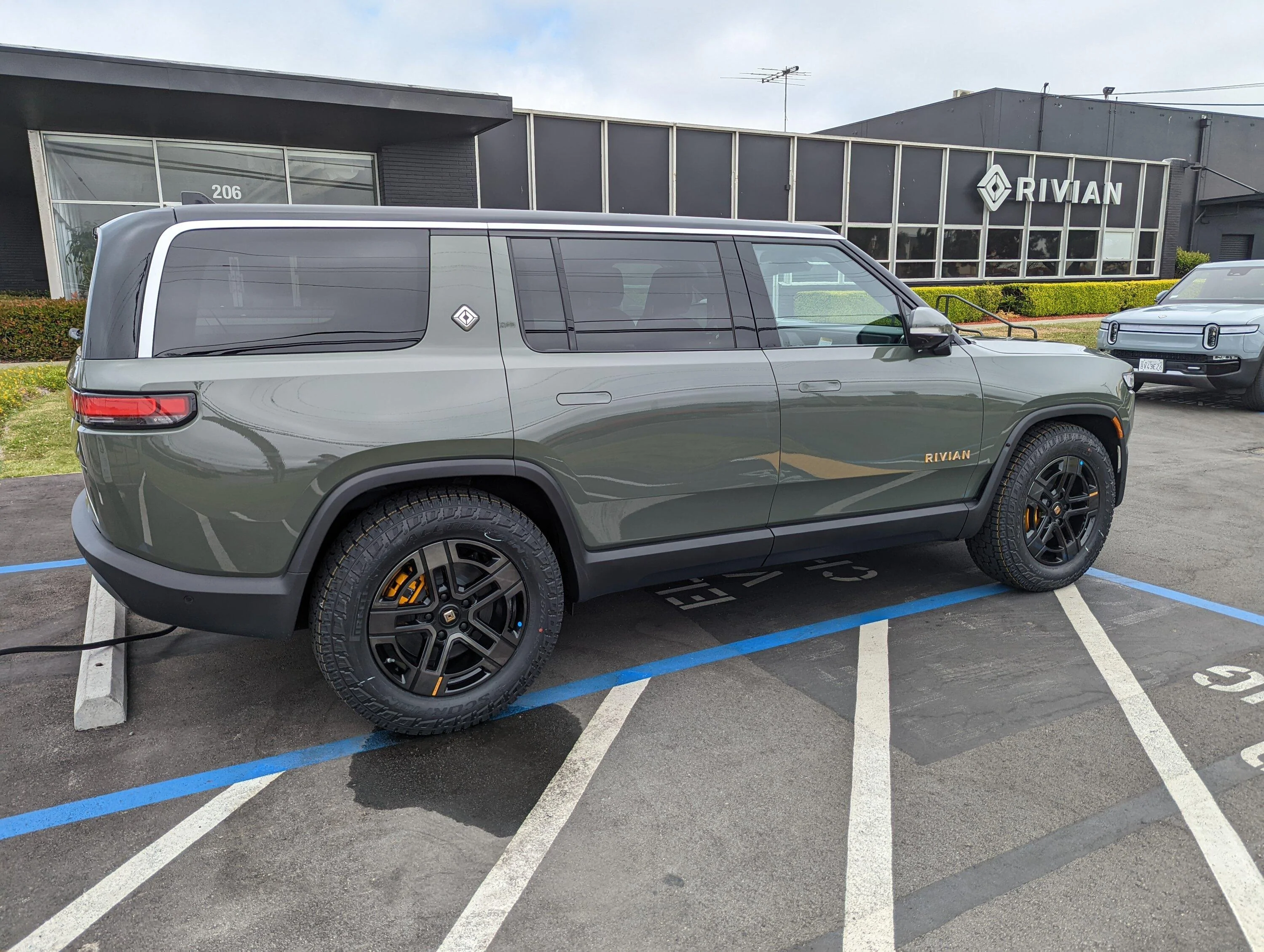Rivian R1T R1S ? LAUNCH GREEN R1S  Photos PXL_20220630_233737130