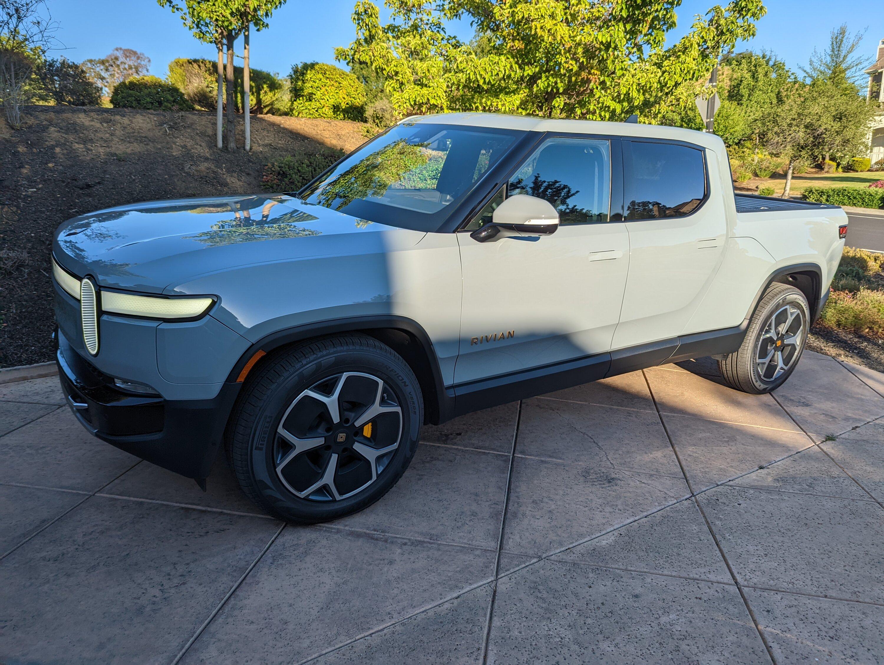 Rivian R1T R1S LIMESTONE R1T Photos PXL_20220701_021338460