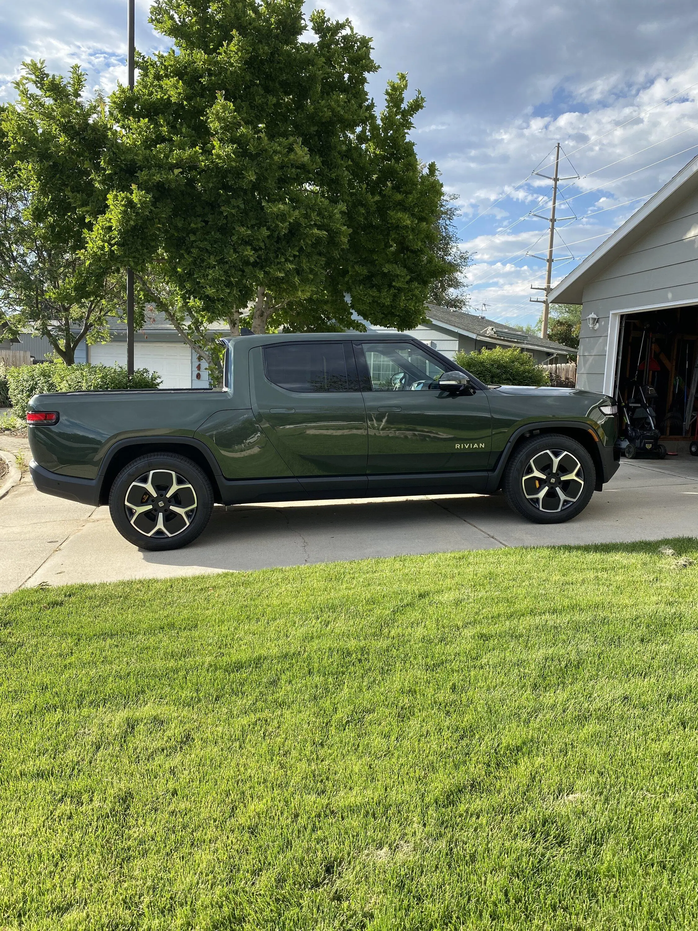 Rivian R1T R1S FOREST GREEN R1T Photos 857767D5-5F04-41AE-ADA6-C8F83B234E0E