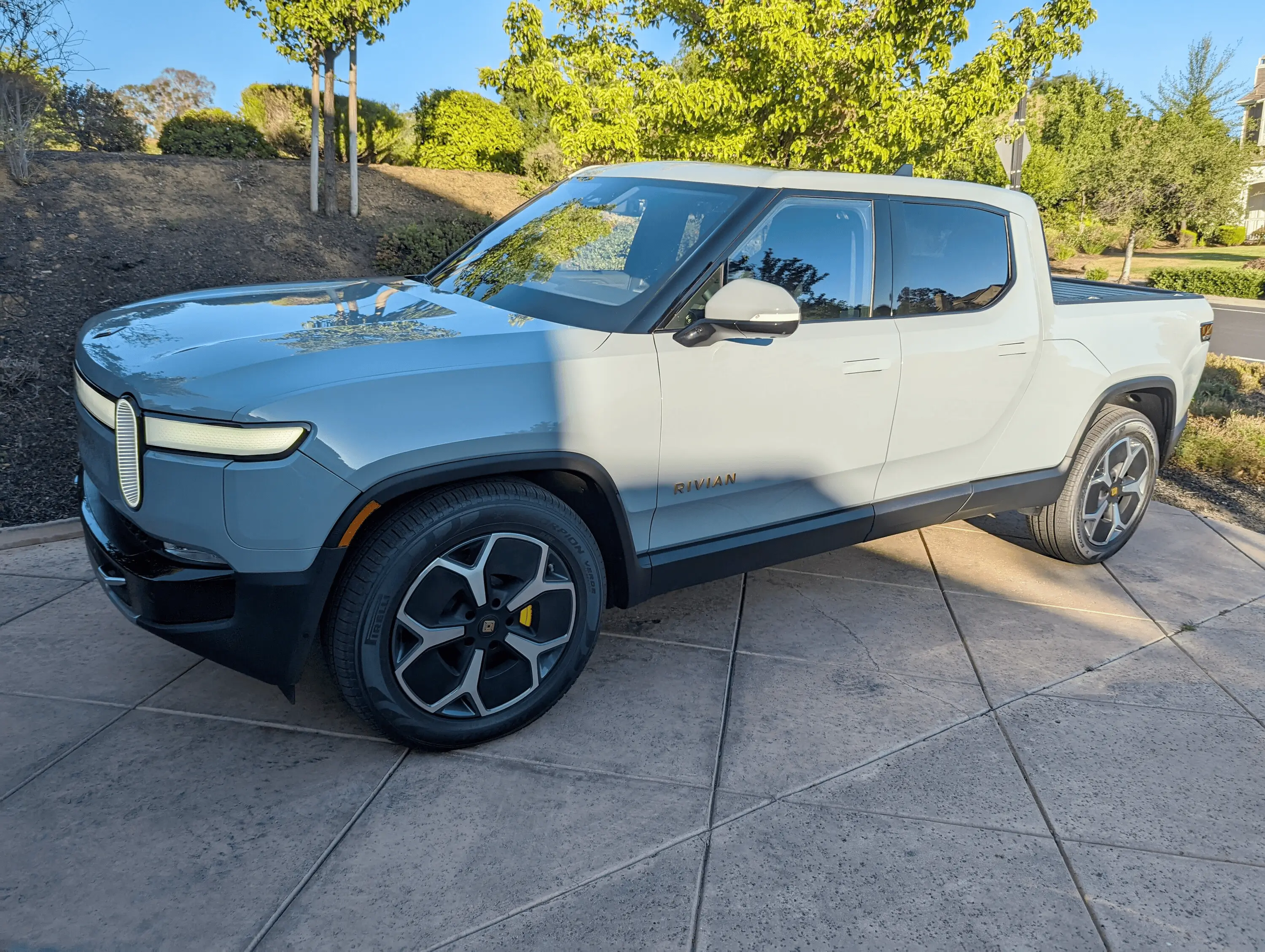 Rivian R1T R1S LIMESTONE R1T Photos 1657028564211