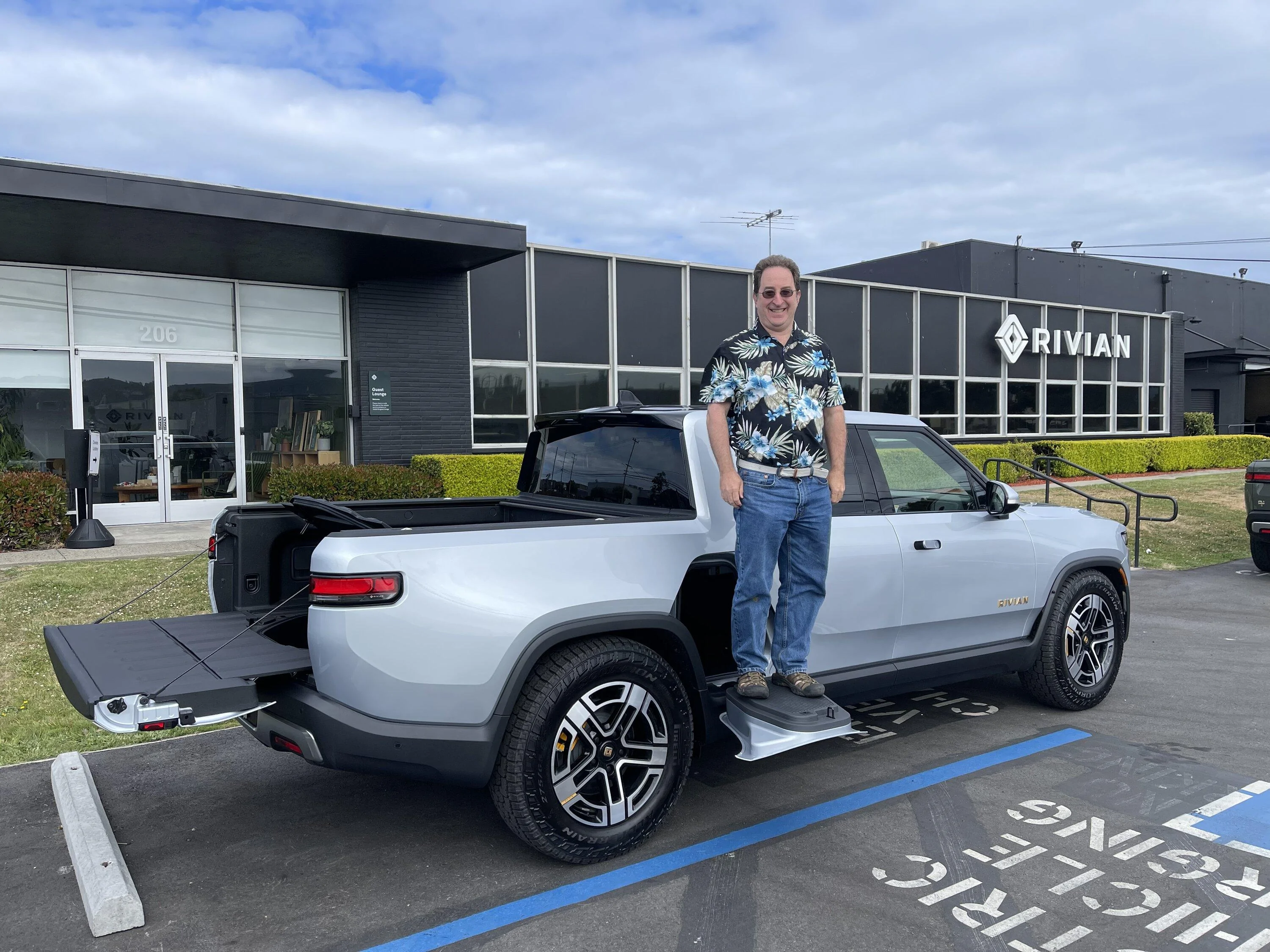 Rivian R1T R1S Any LA Silver / Forest Edge pics out there? C0FB4A37-5A1A-41D8-8B46-E24E2CFFD08A