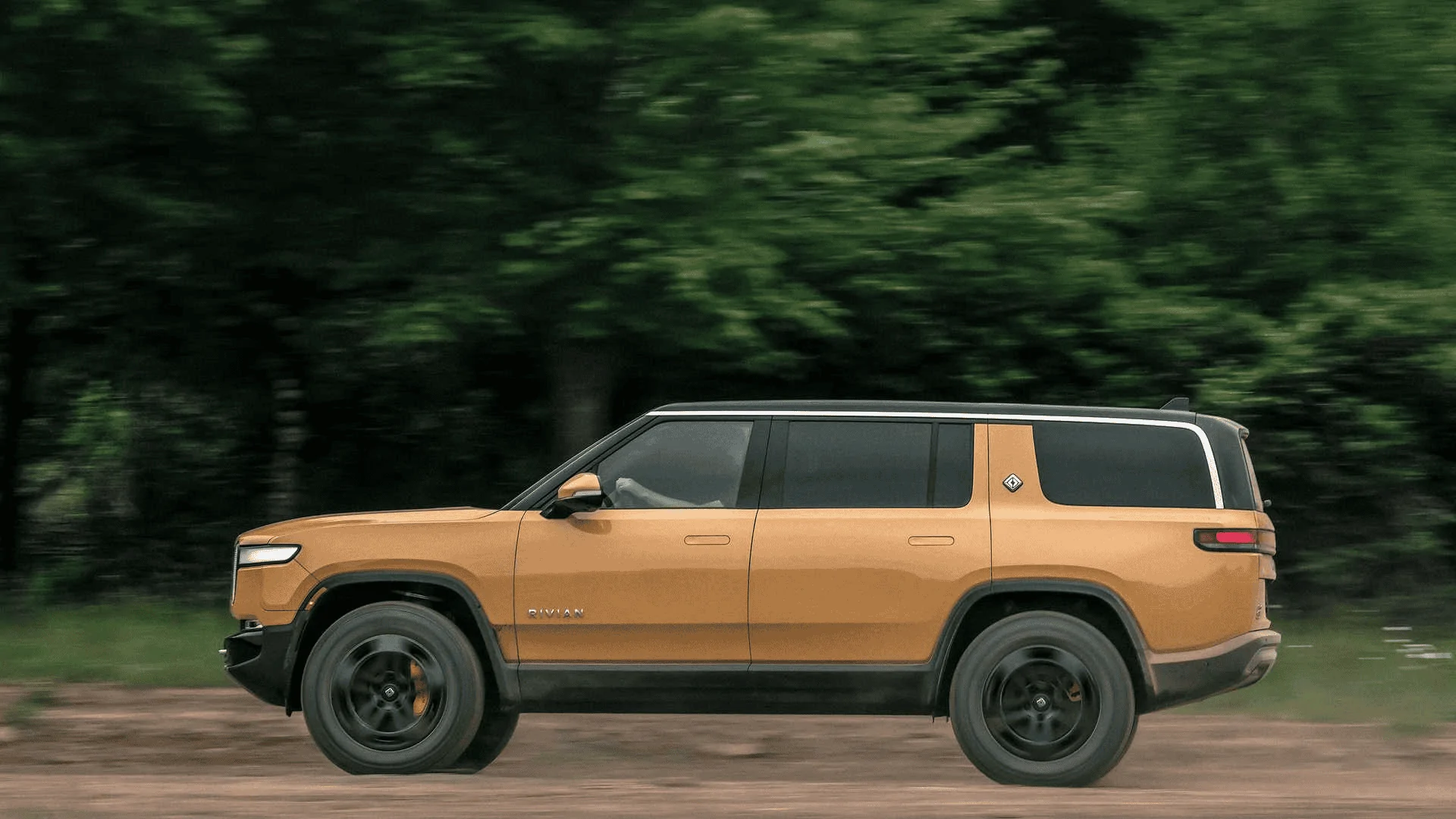 Rivian R1T R1S R1S Size Comparisons to other SUVs and Trucks 1657131341633