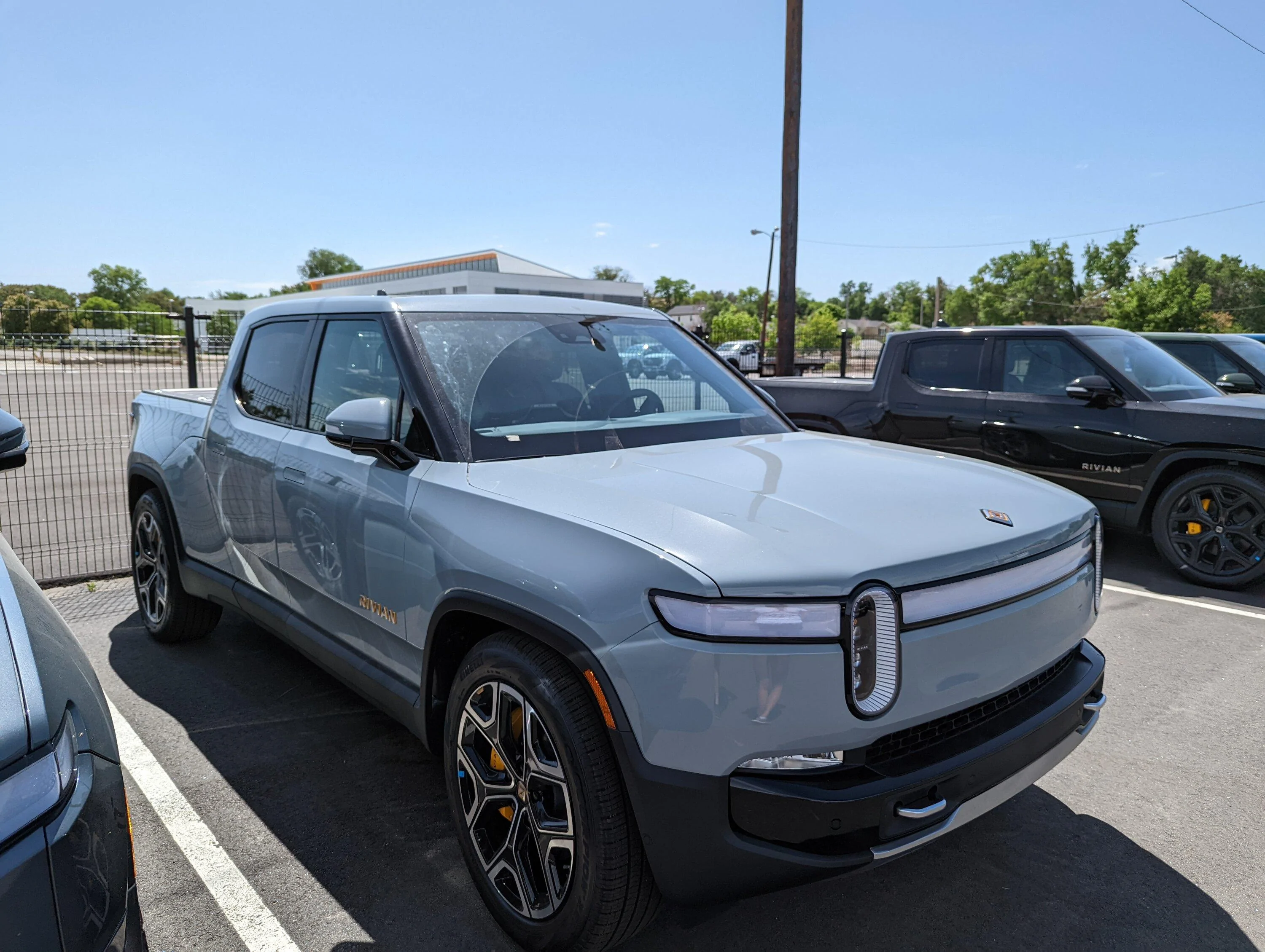 Rivian R1T R1S LIMESTONE R1T Photos PXL_20220529_164837040