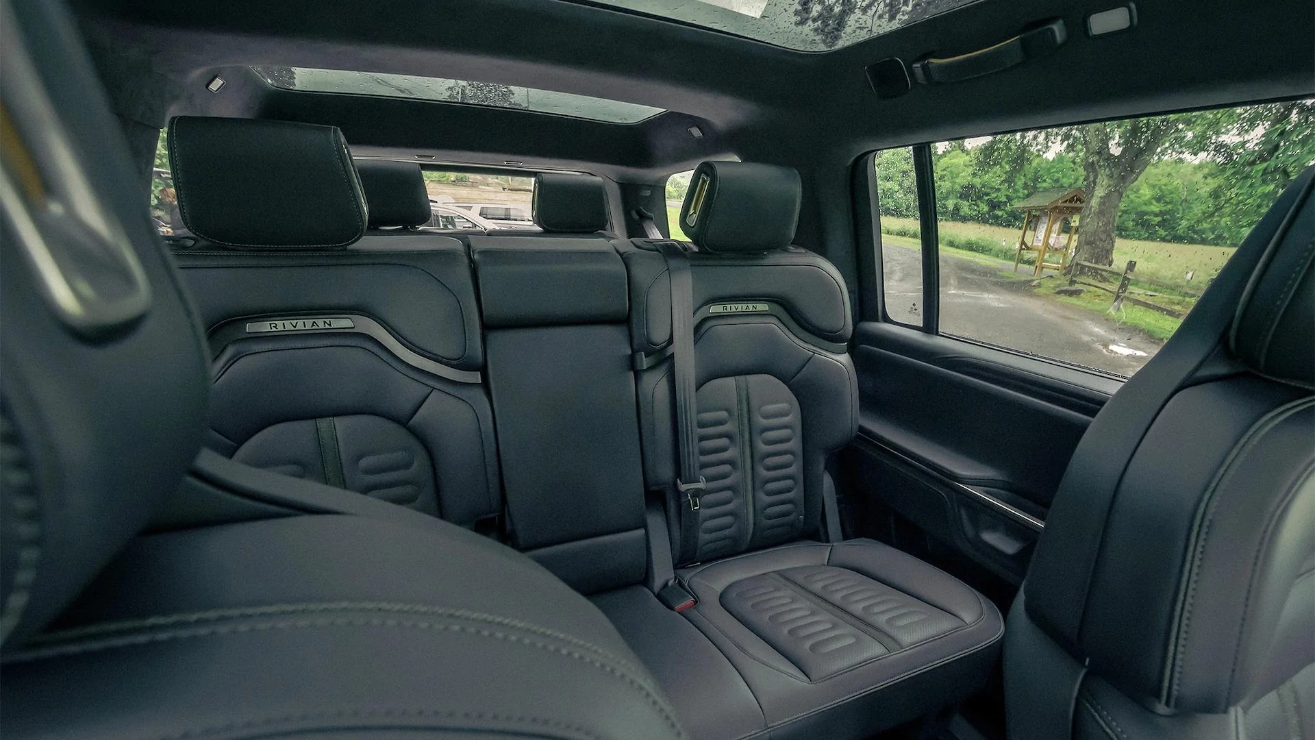 Rivian R1T R1S R1S Media Pics (Motor Trend) mt1 (34)