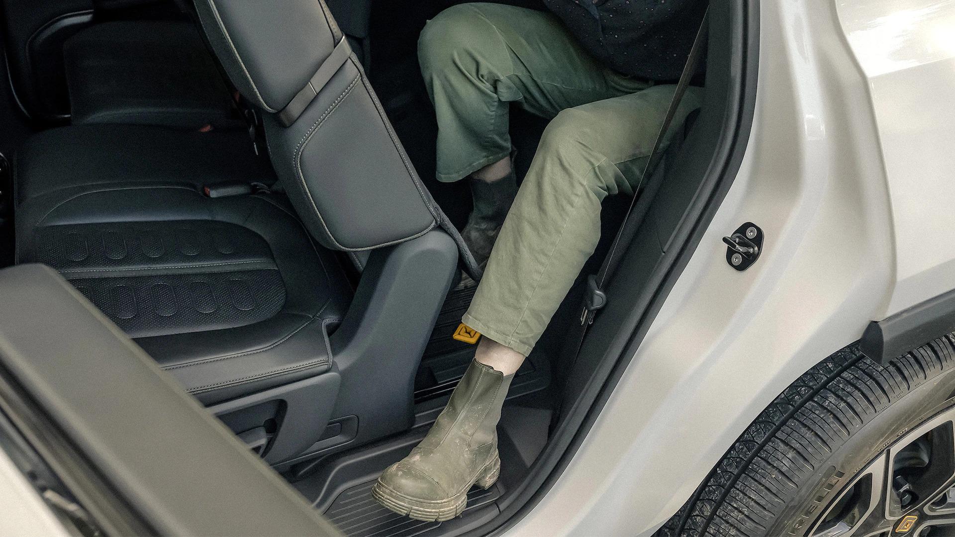 Rivian R1T R1S R1S Media Pics (Motor Trend) mt1 (37)