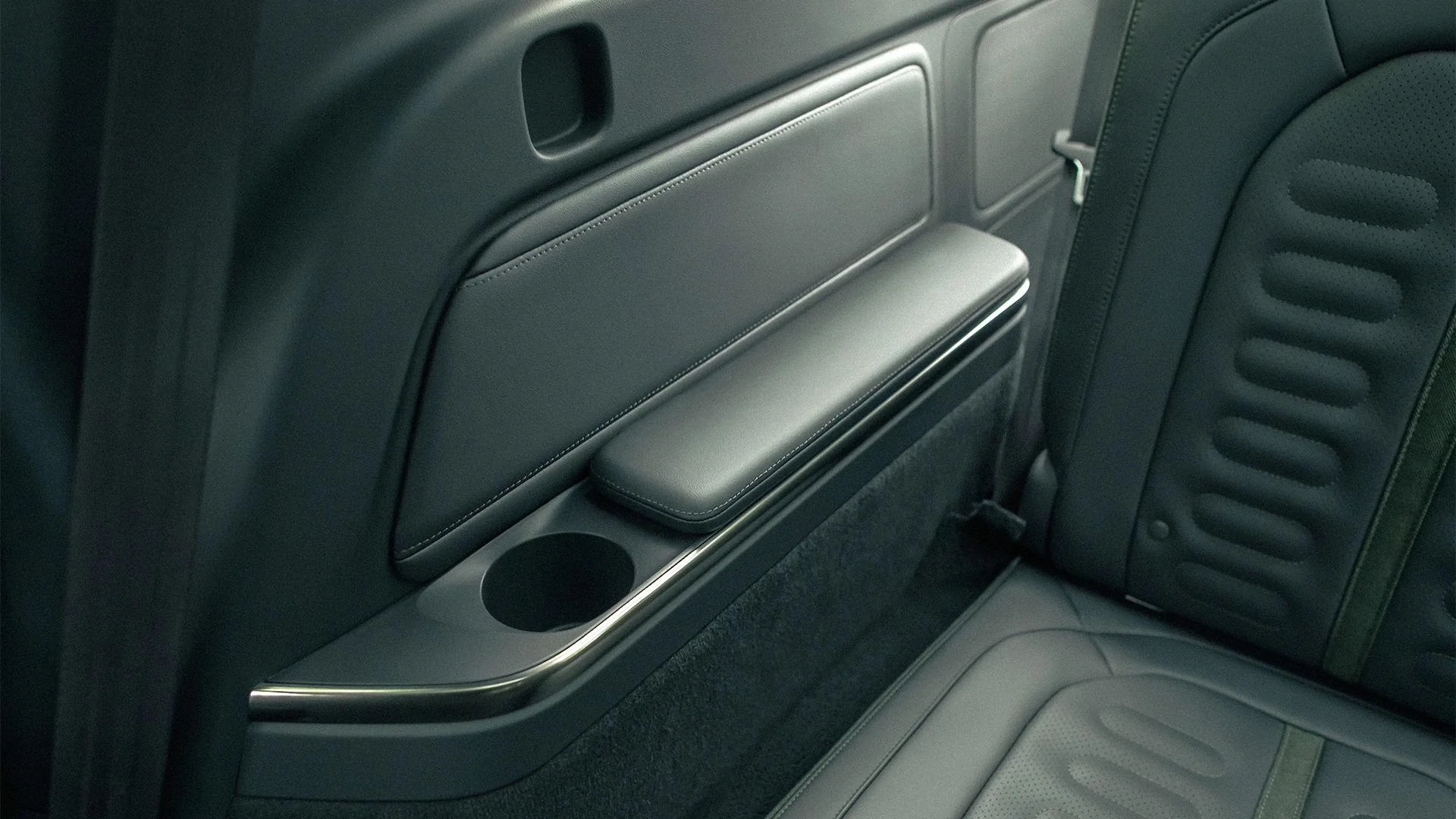 Rivian R1T R1S R1S Media Pics (Motor Trend) mt1 (43)